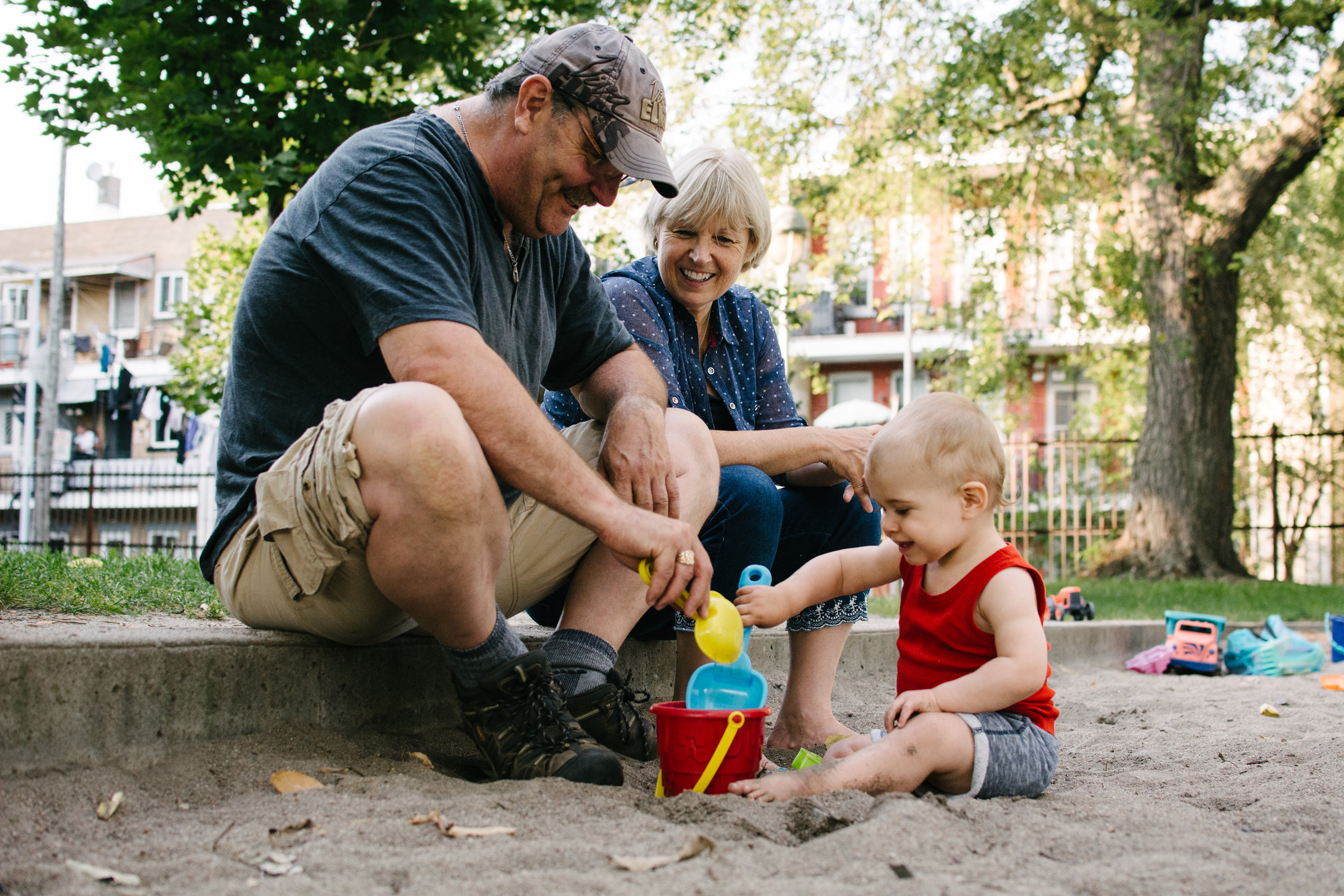 Mini-seance-photo-enfant-avec-ses-grands-parents-ruelle-parc-montreal-photographe-famille-10.jpg