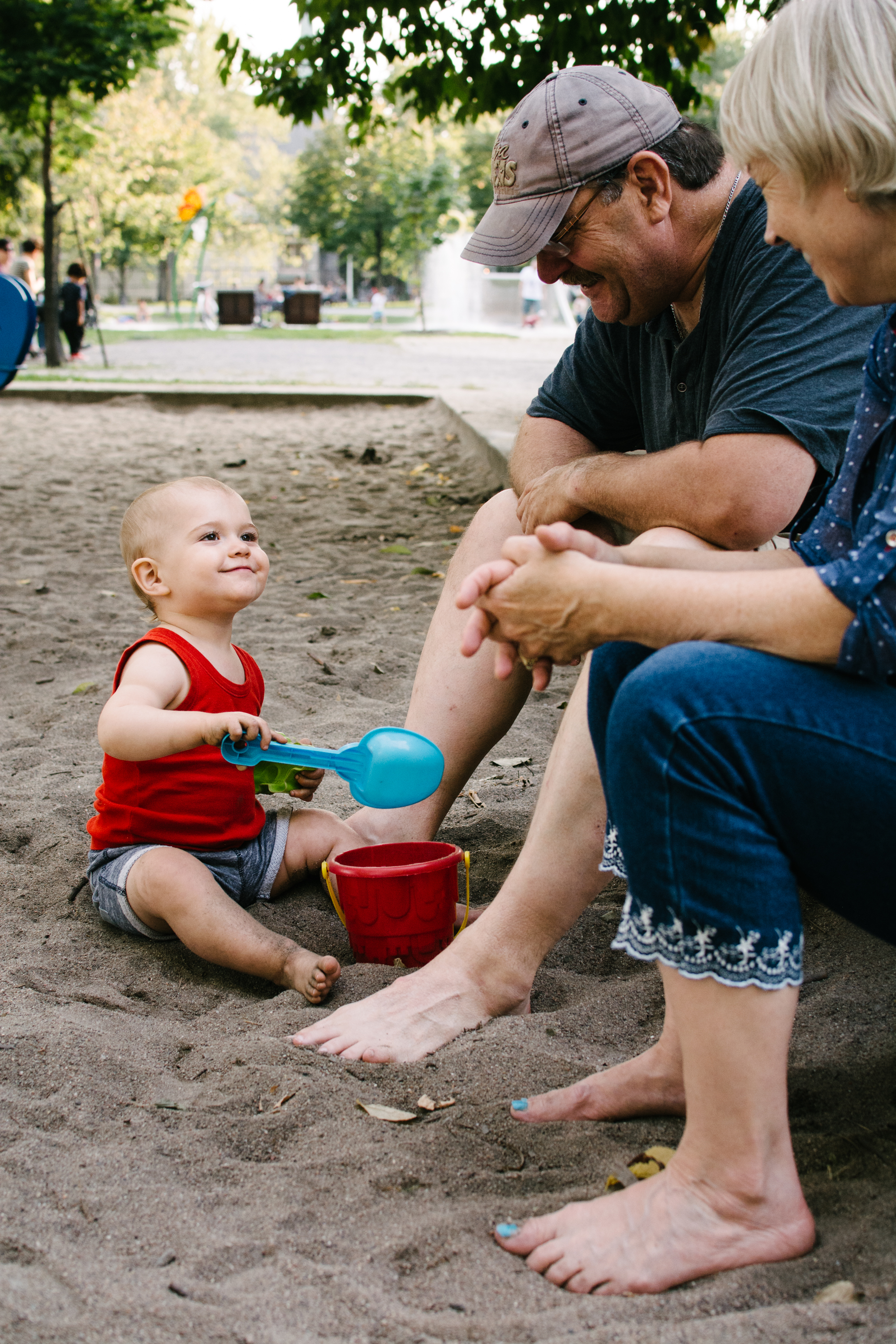 Mini-seance-photo-enfant-avec-ses-grands-parents-ruelle-parc-montreal-photographe-famille-11.jpg