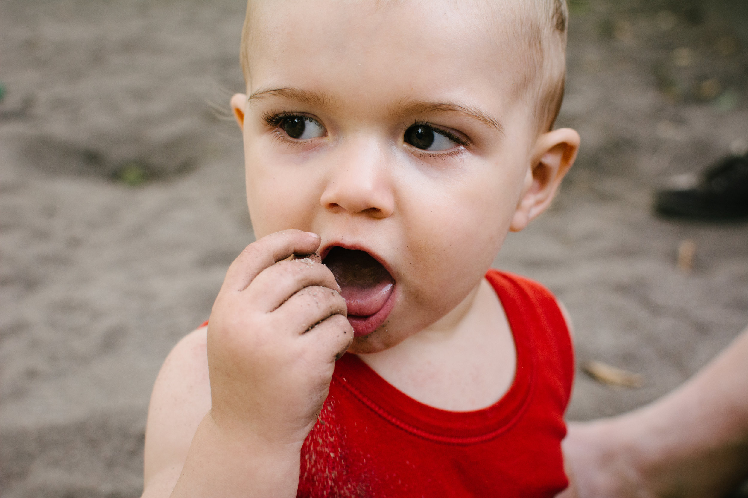 Mini-seance-photo-enfant-avec-ses-grands-parents-ruelle-parc-montreal-photographe-famille-13.jpg