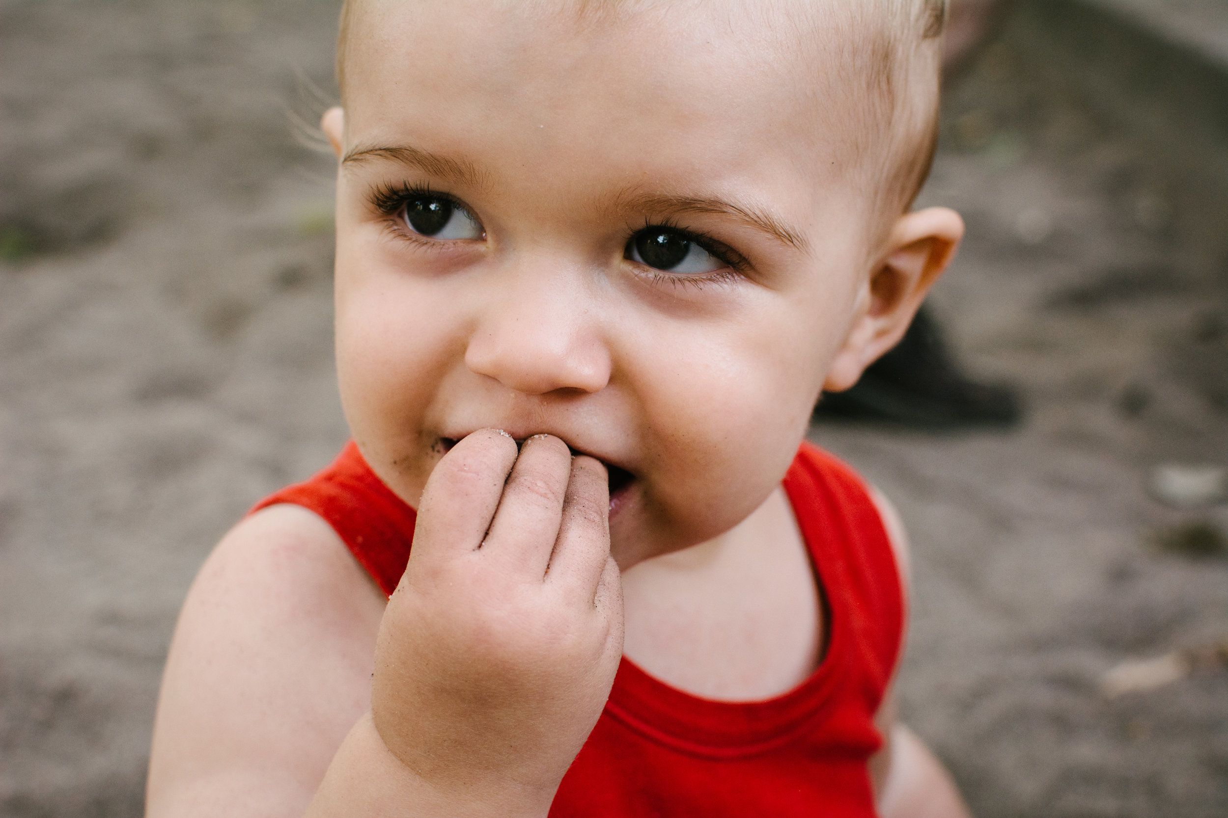 Mini-seance-photo-enfant-avec-ses-grands-parents-ruelle-parc-montreal-photographe-famille-12.jpg