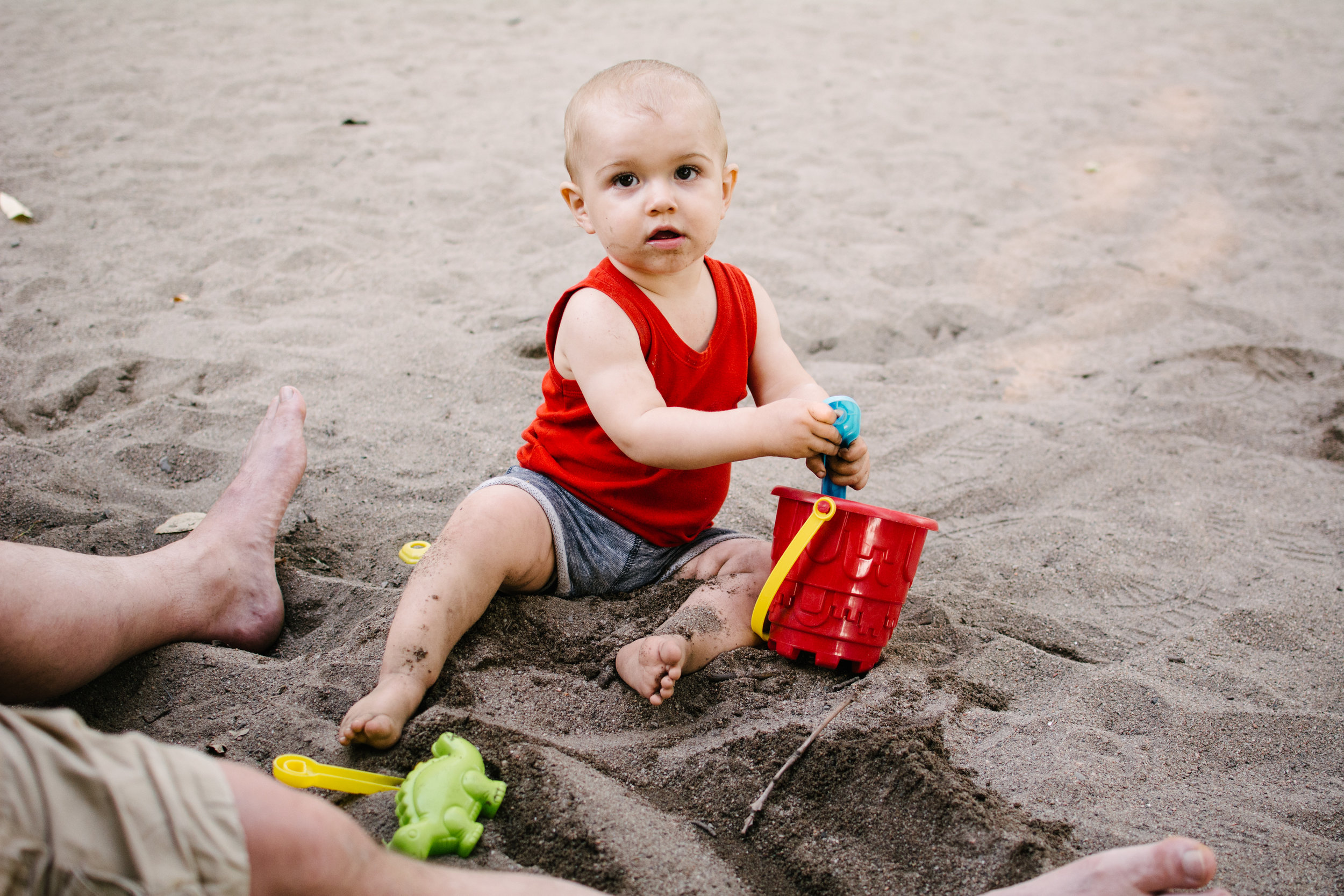 Mini-seance-photo-enfant-avec-ses-grands-parents-ruelle-parc-montreal-photographe-famille-17.jpg