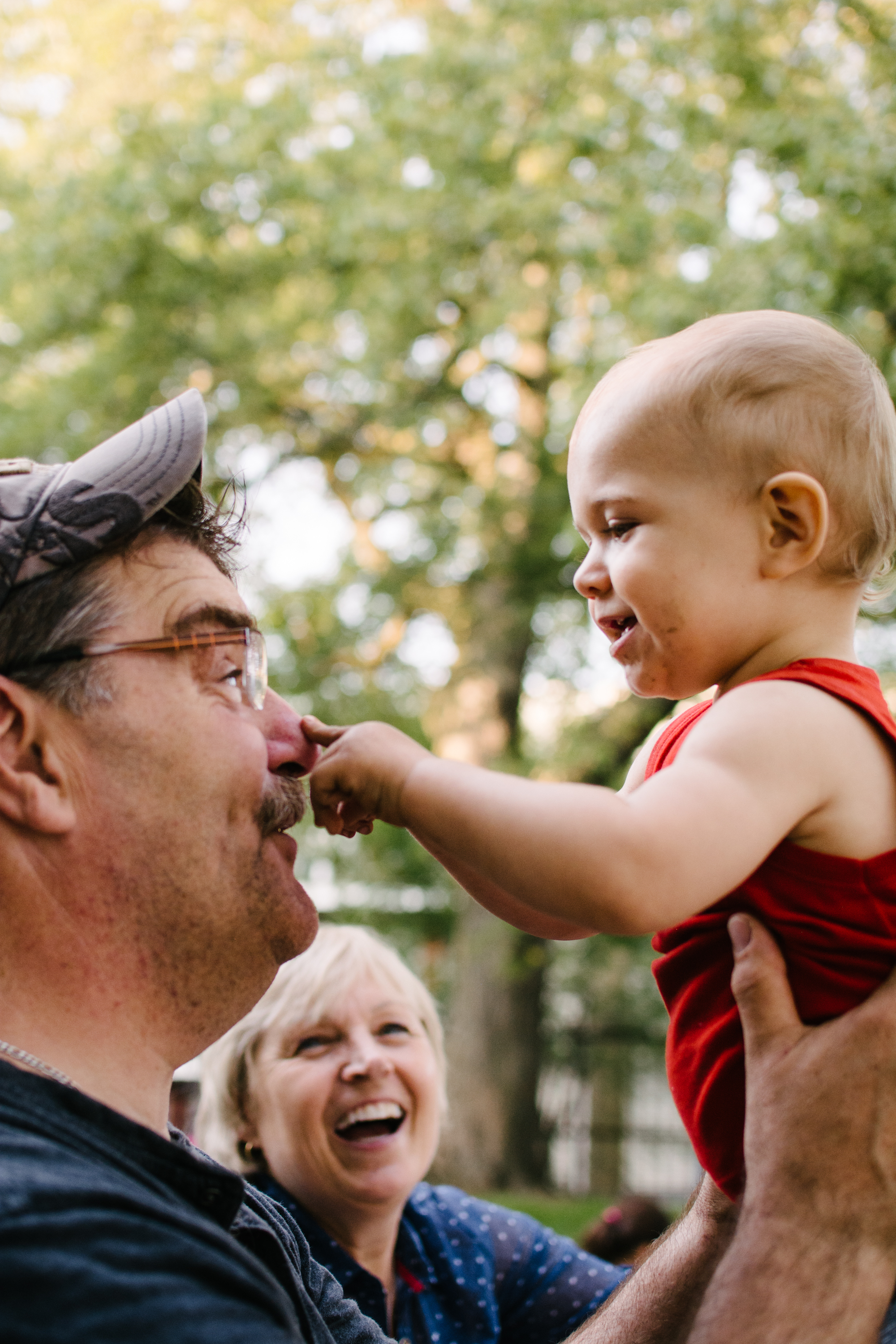 Mini-seance-photo-enfant-avec-ses-grands-parents-ruelle-parc-montreal-photographe-famille-19.jpg