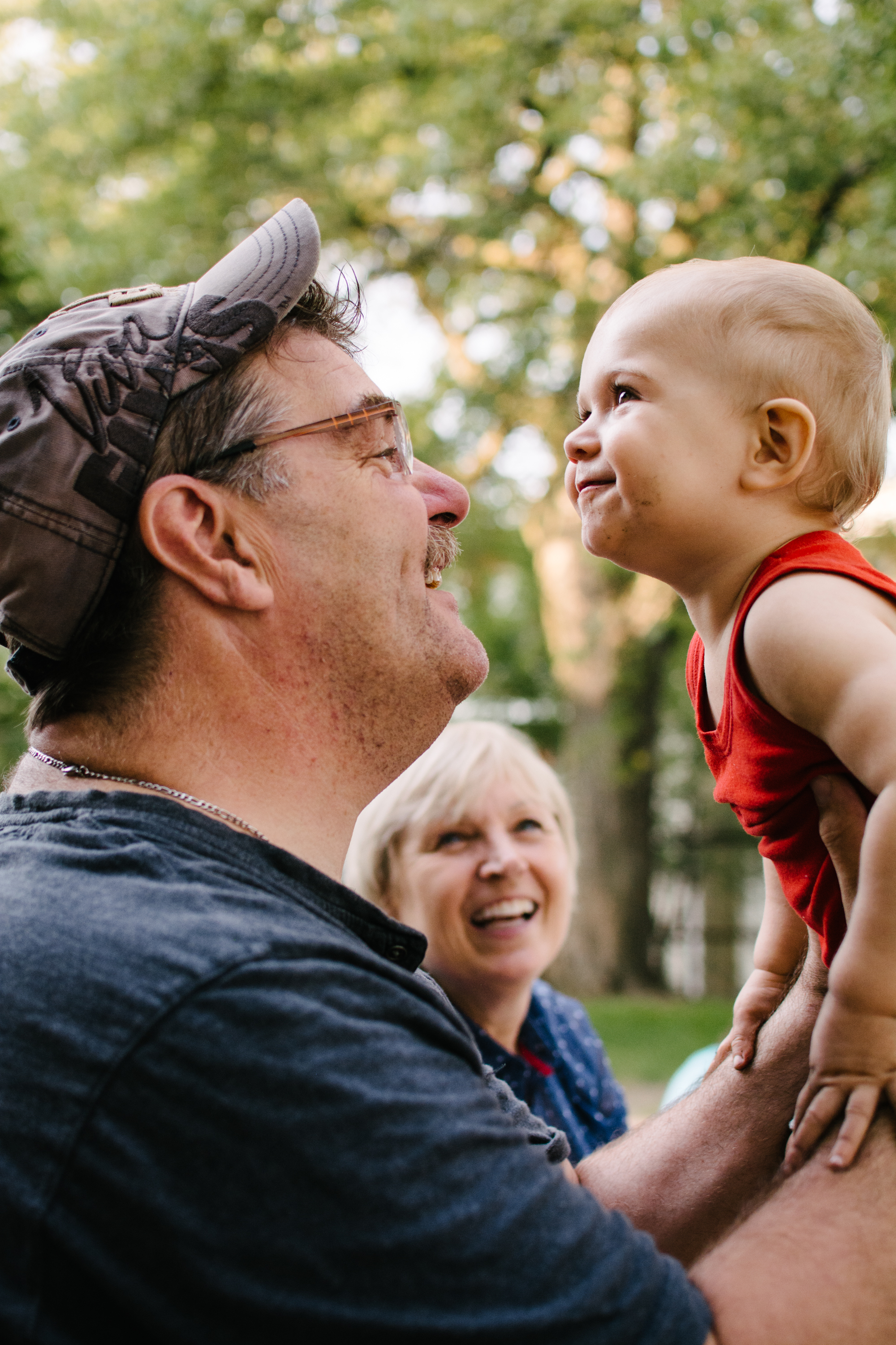 Mini-seance-photo-enfant-avec-ses-grands-parents-ruelle-parc-montreal-photographe-famille-20.jpg