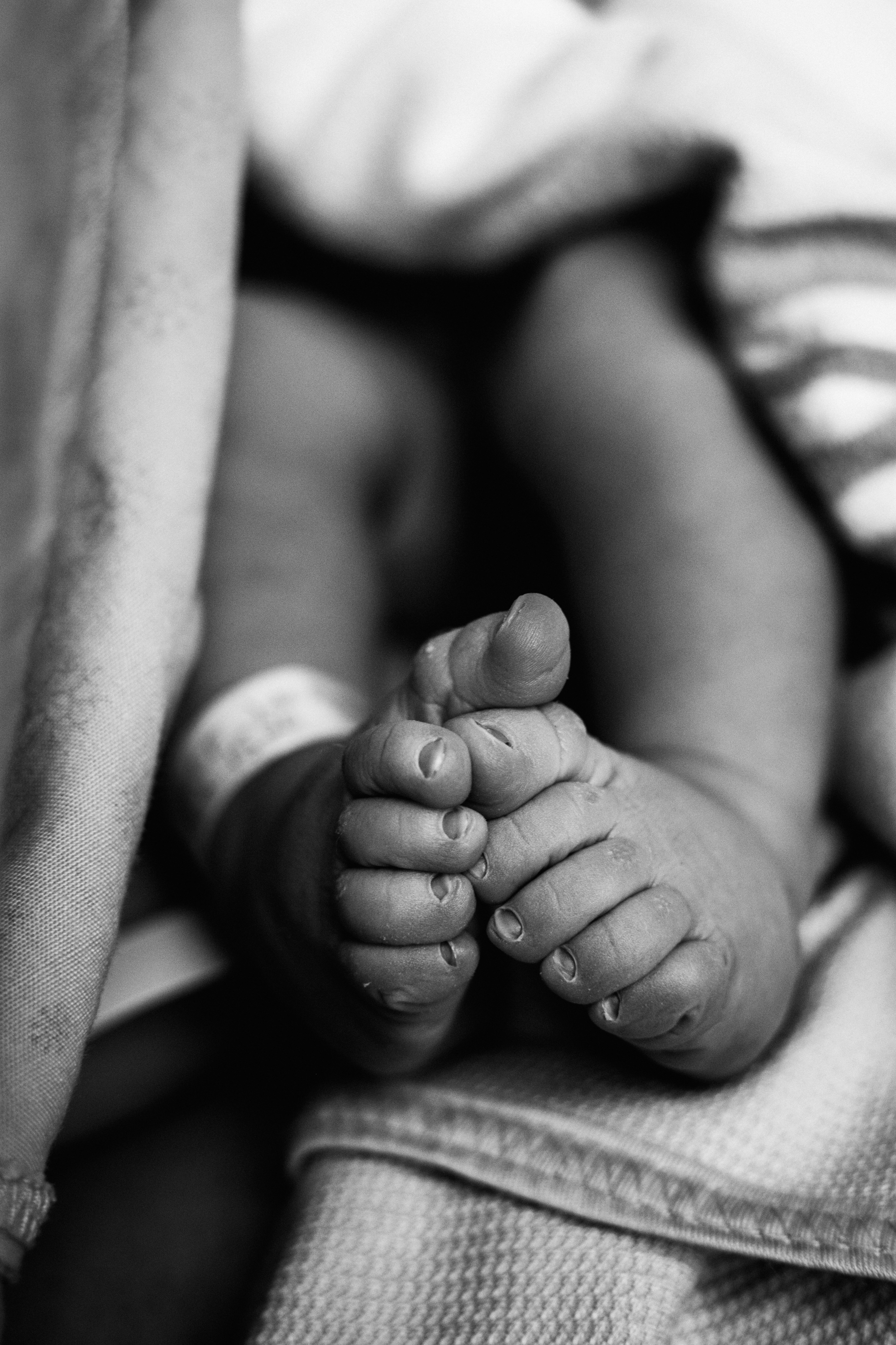 photo-noir-et-blanc-des-pieds-orteils-d-un-bebe-naissant-nouveau-ne-photographe-de-nouveau-ne-1-2.jpg