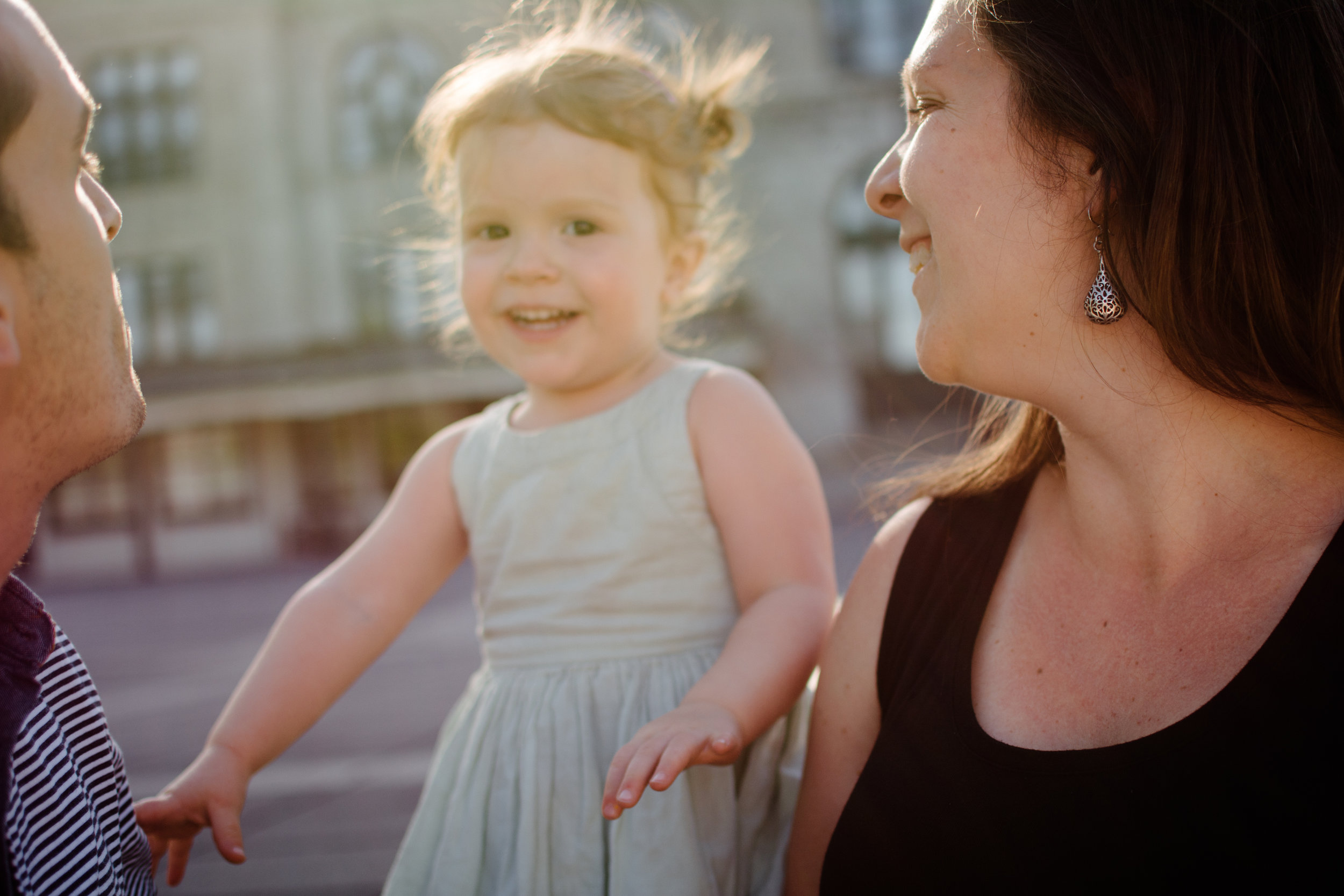 golden-hour-photo-d-une-fillette-floue-et-ses-parents-devant-marche-maisonneuve-photographe-famille-lifestyle-montreal-victoriaville.jpg