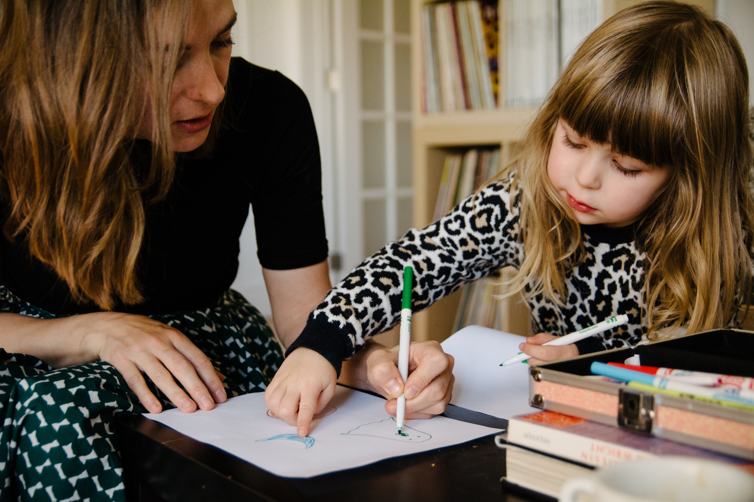 photo-dune-fillette-qui-dessine-avec-sa-mere-photographe-famille-lifestyle-montreal-victoriaville.jpg