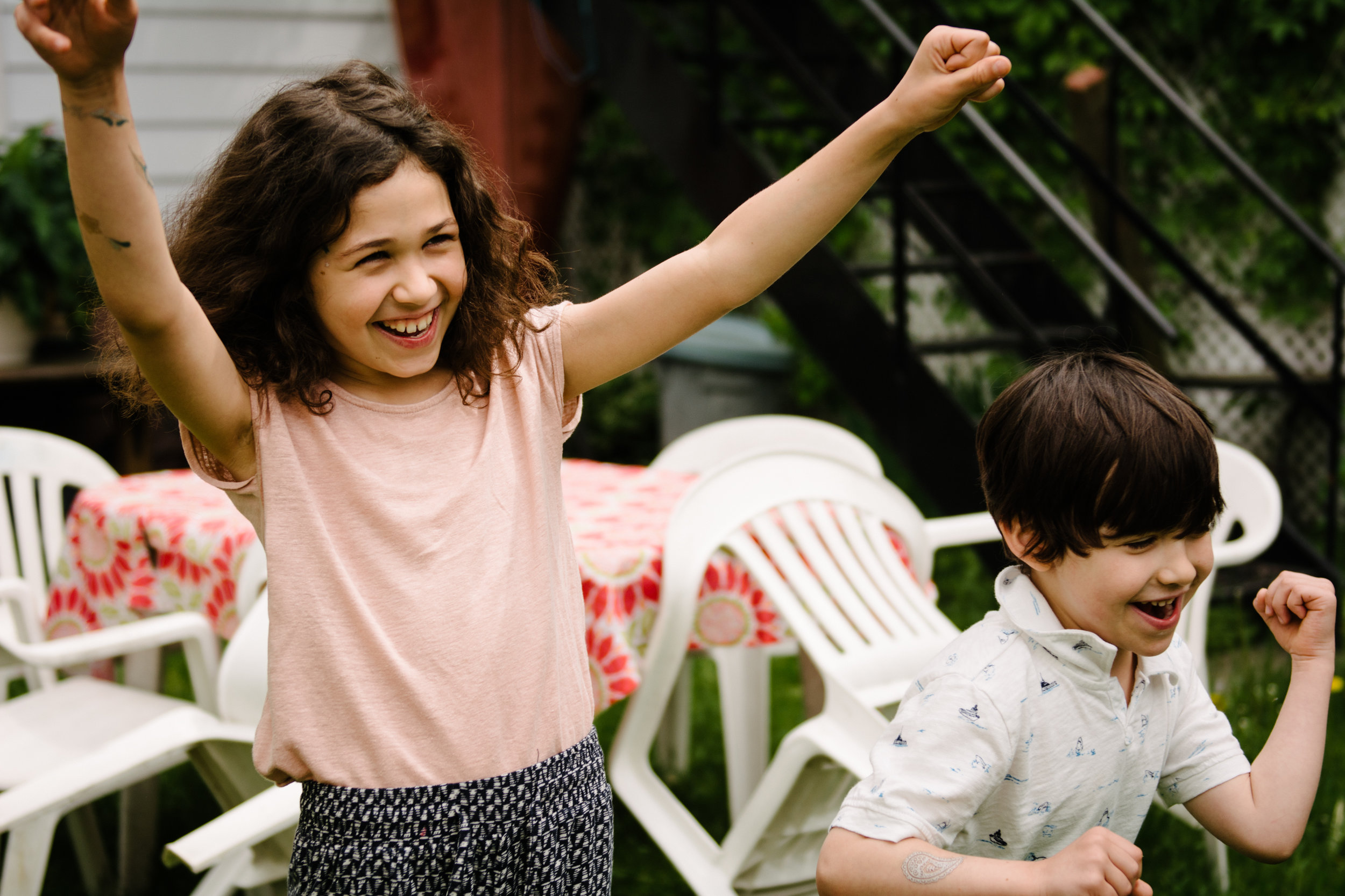 photo-de-famille-mini-seance-dans-une-ruelle-de-lasalle-photographe-lifestyle-montreal-28.jpg