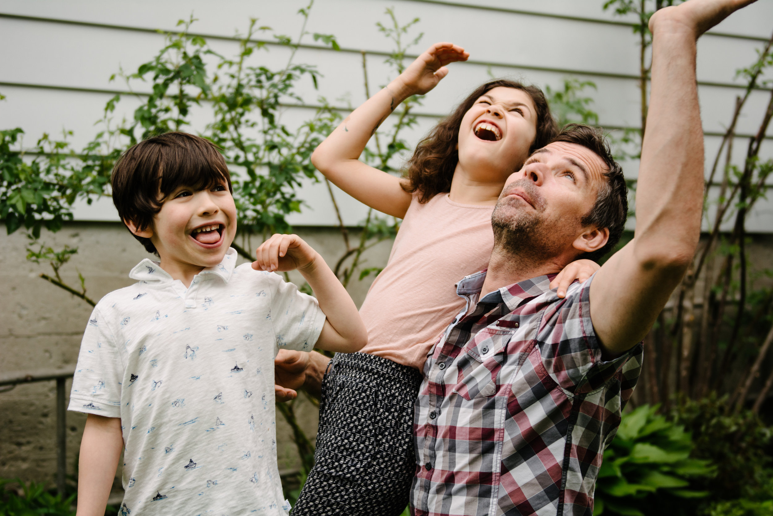 photo-de-famille-mini-seance-dans-une-ruelle-de-lasalle-photographe-lifestyle-montreal-32.jpg