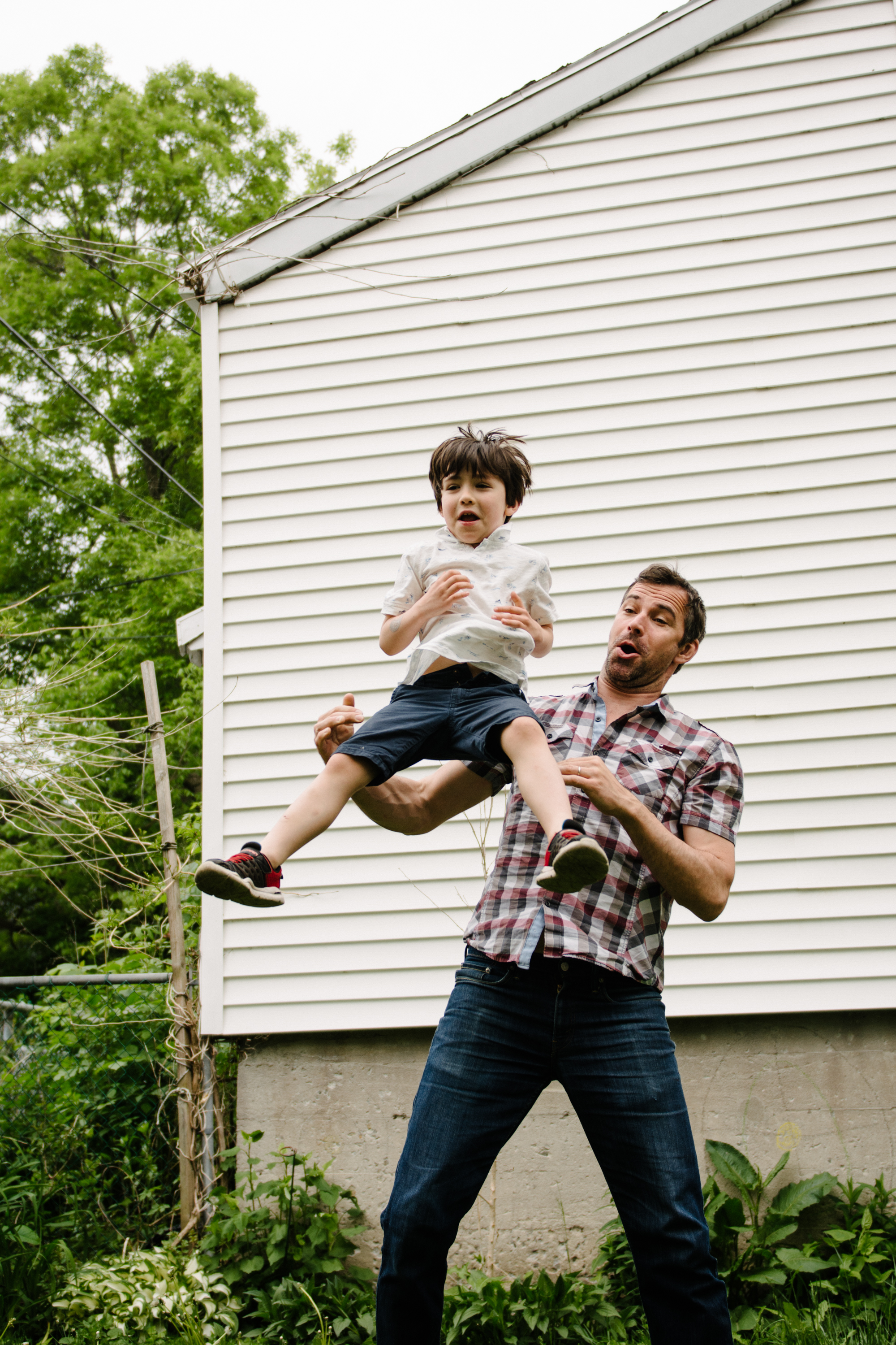 photo-de-famille-mini-seance-dans-une-ruelle-de-lasalle-photographe-lifestyle-montreal-36.jpg