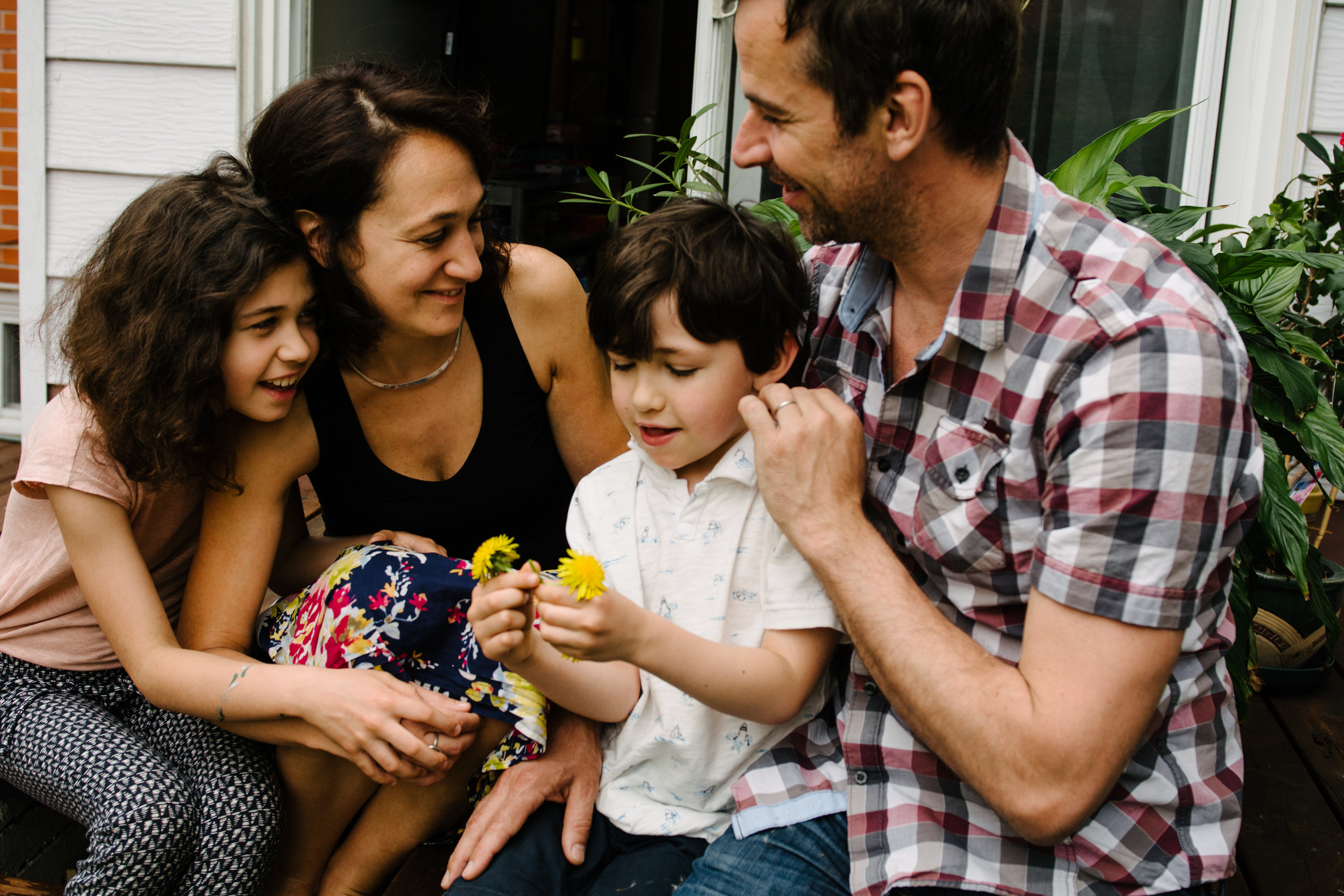 photo-de-famille-mini-seance-dans-une-ruelle-de-lasalle-photographe-lifestyle-montreal-52.jpg