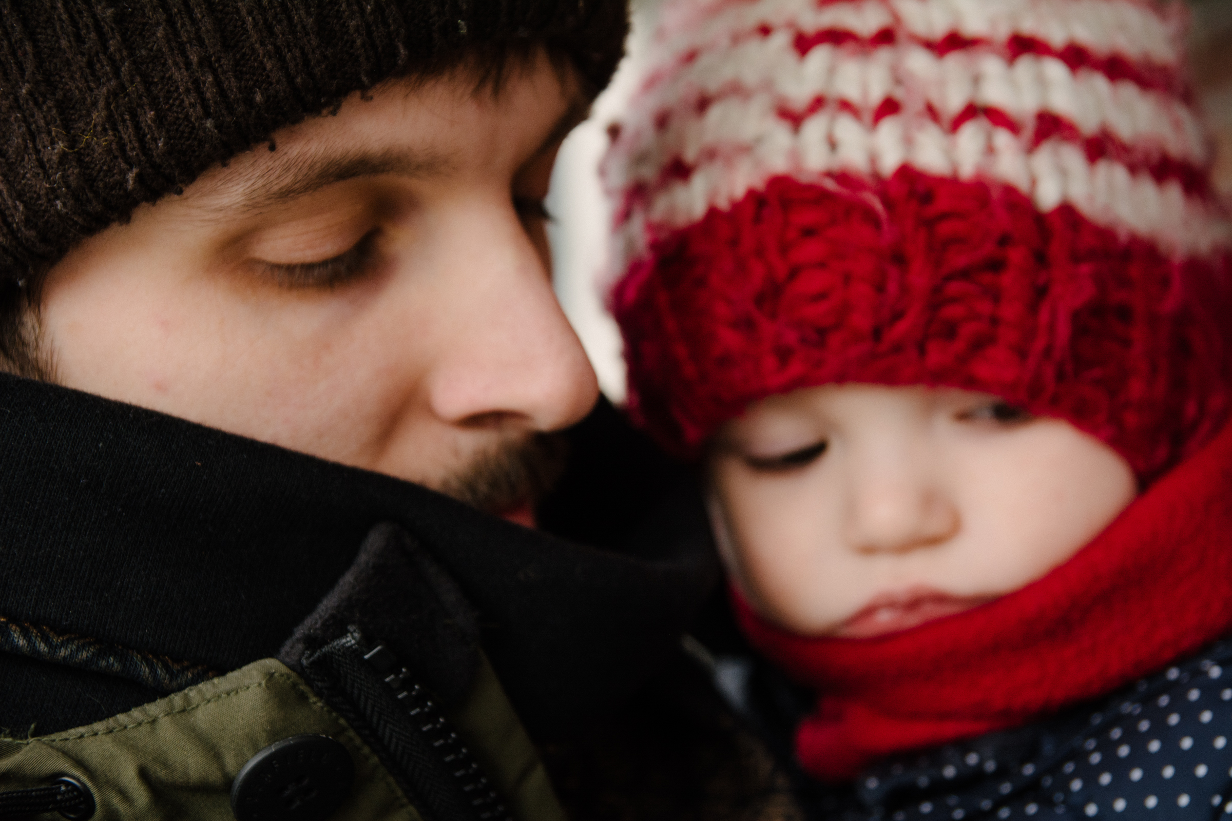 photo-portrait-dun-pere-et-son-fils-emmitouffles-pour-sortir-dehors-lhiver-photographe-famille-lifestyle-a-montreal-125.jpg