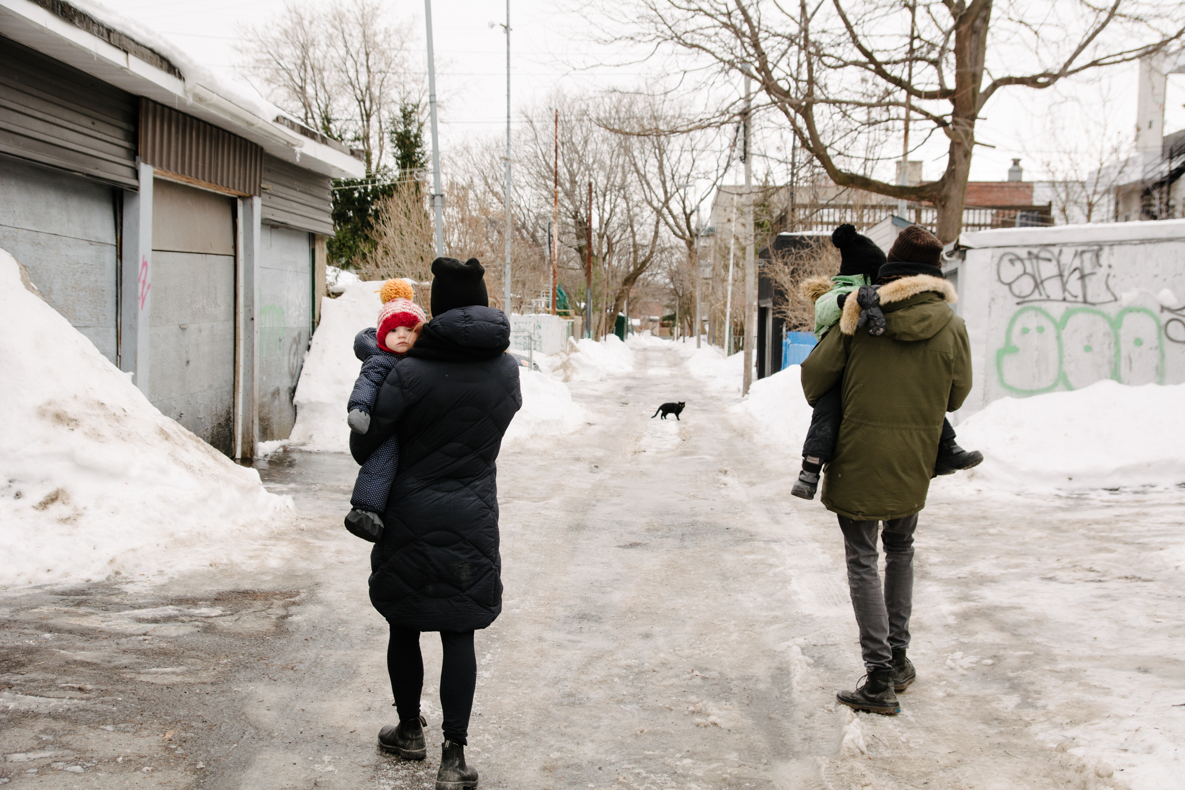 photo-dune-famille-montrealaise-dans-une-ruelle-de-rosemont-l-hiver-photographe-famille-lifestyle-a-montreal-129.jpg