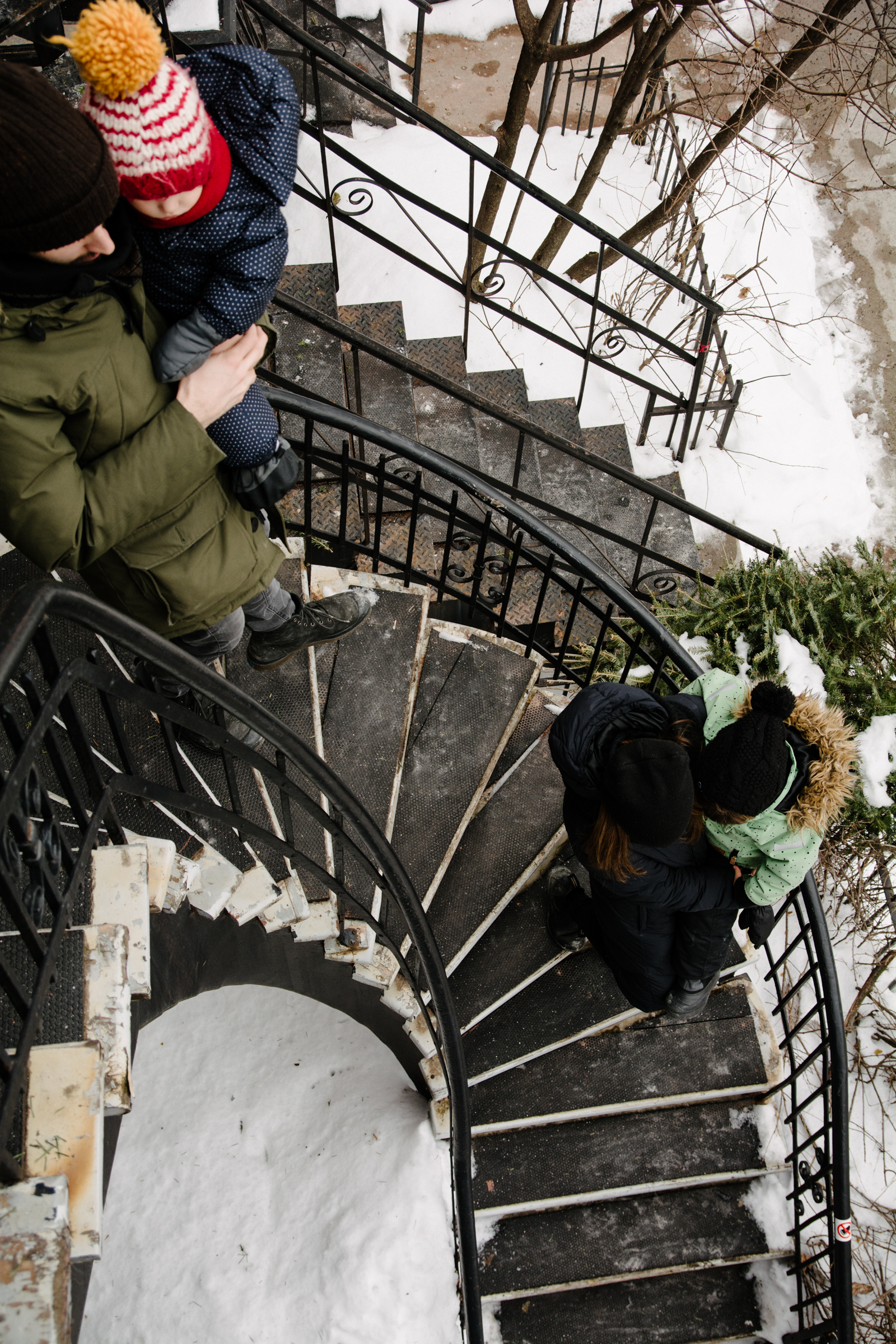 photo-dune-famille-qui-descend-un-escalier-en-colimacon-montrealais-l-hiver-photographe-famille-lifestyle-a-montreal-127.jpg