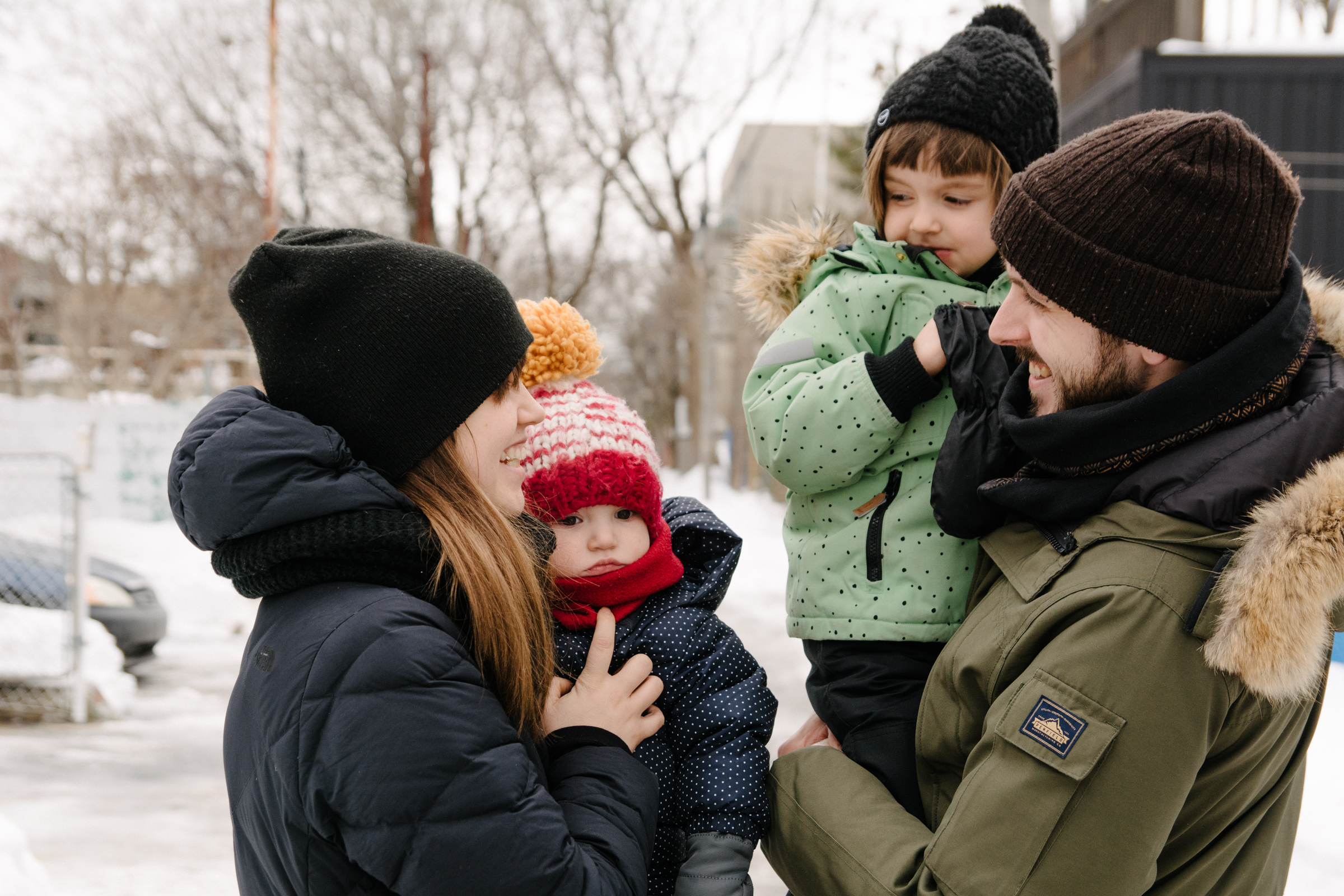 photo-dune-famille-montrealaise-dans-une-ruelle-de-rosemont-l-hiver-photographe-famille-lifestyle-a-montreal-136.jpg