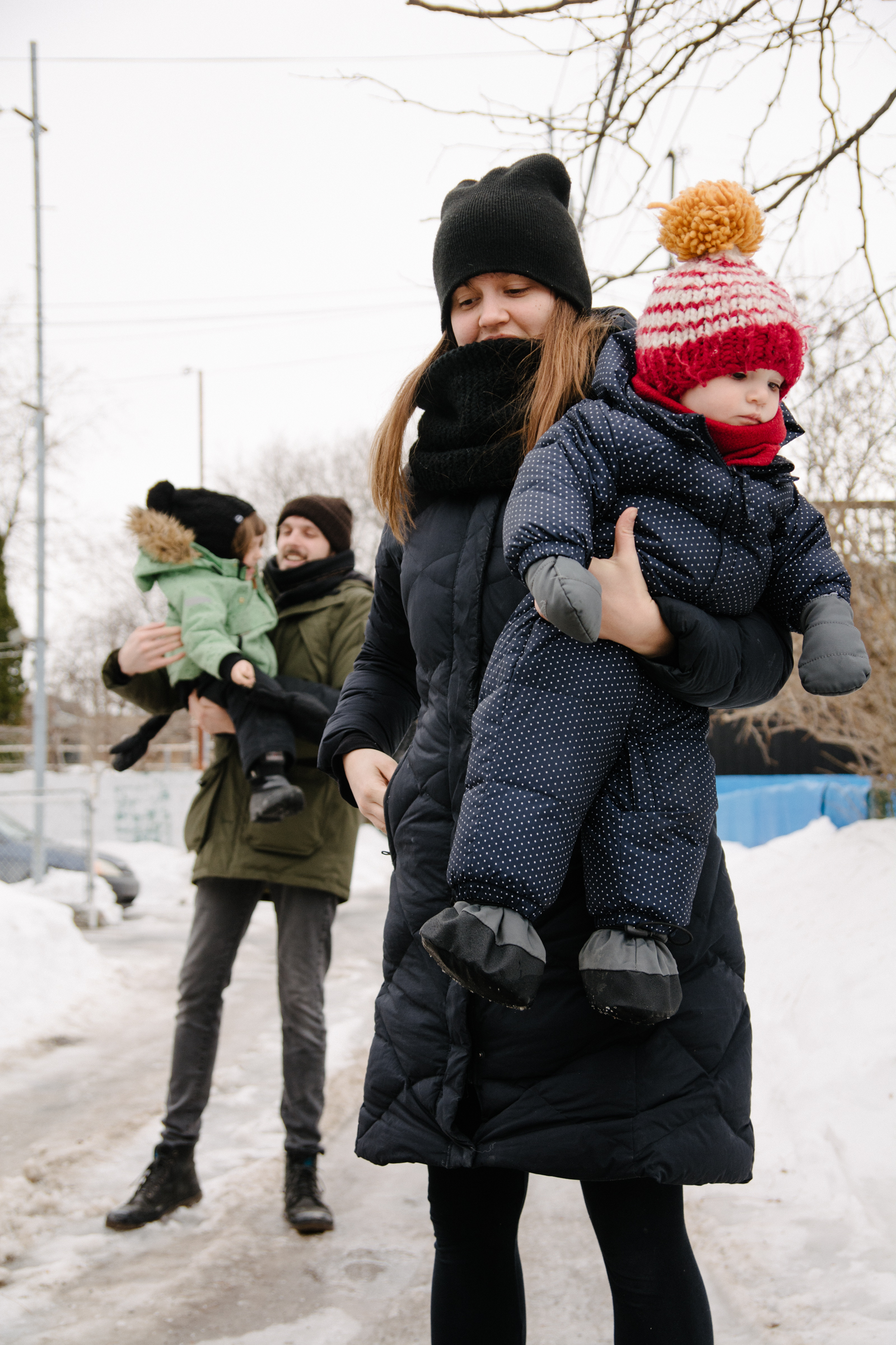 photo-dune-famille-montrealaise-dans-une-ruelle-de-rosemont-l-hiver-photographe-famille-lifestyle-a-montreal-145.jpg