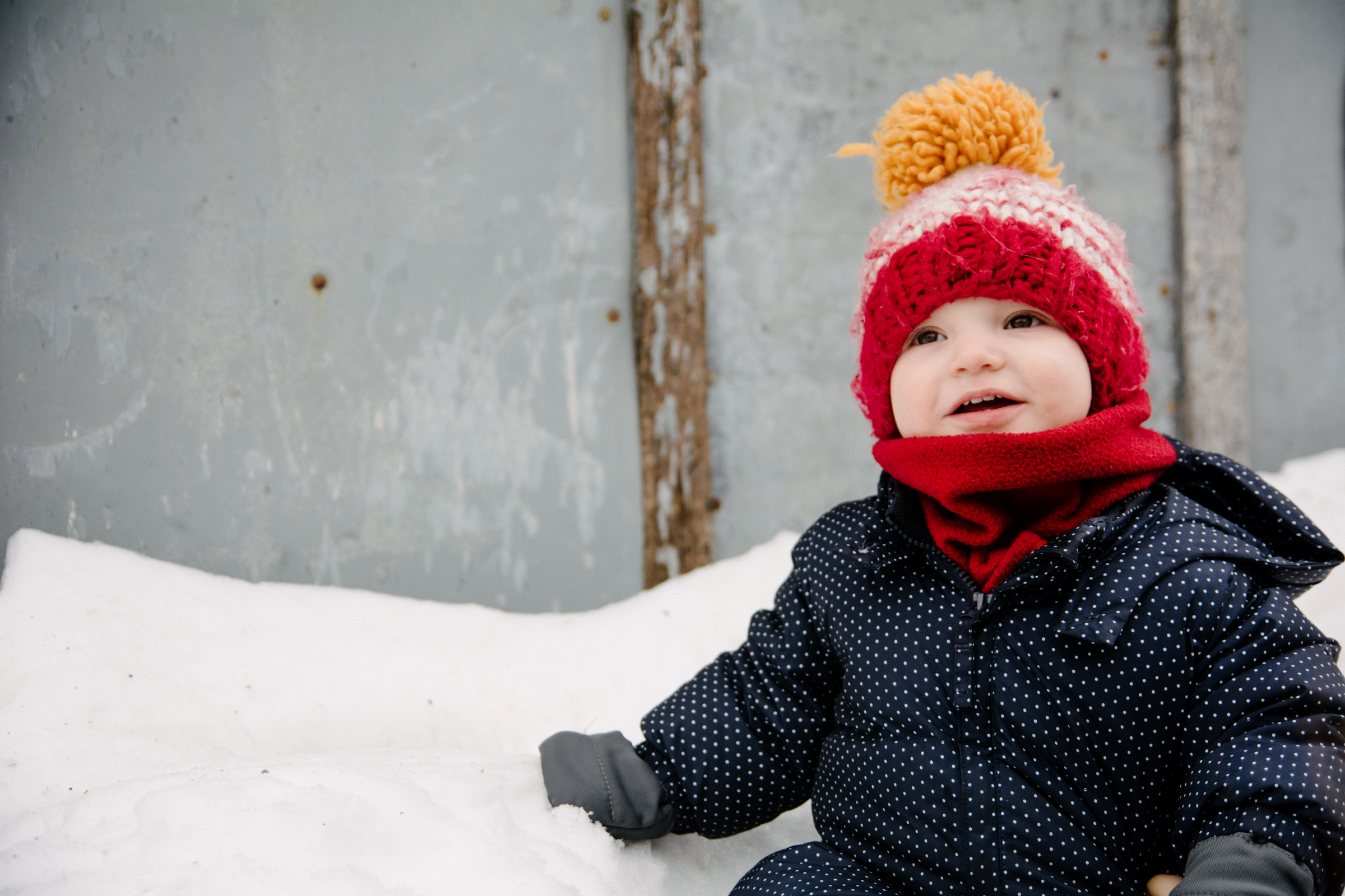 photo-d-un-bebe-assis-dans-la-neige-dans-une-ruelle-de-rosemont-l-hiver-photographe-famille-lifestyle-a-montreal-165.jpg