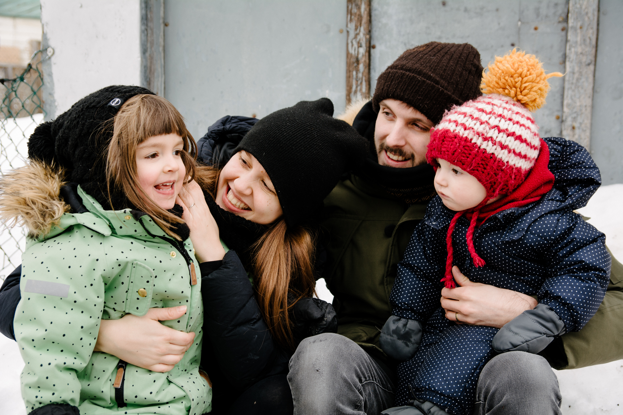 photo-de-famille-heureuse-dans-une-ruelle-de-rosemont-l-hiver-photographe-famille-lifestyle-a-montreal-201.jpg