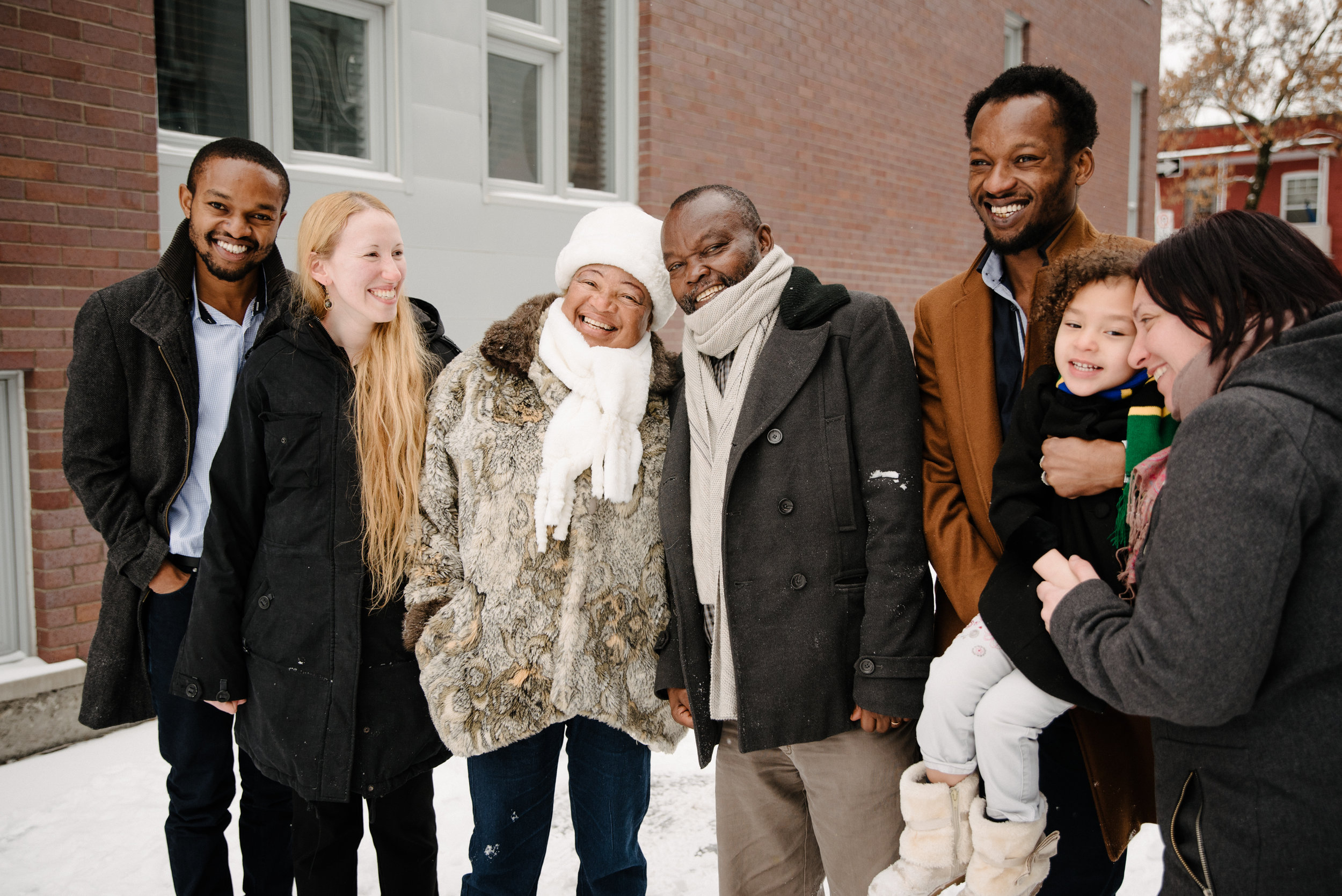 photo-fete-familiale-visite-famille-africaine-dans-la-neige-photographe-lifestyle-famille-a-montreal-1663.jpg