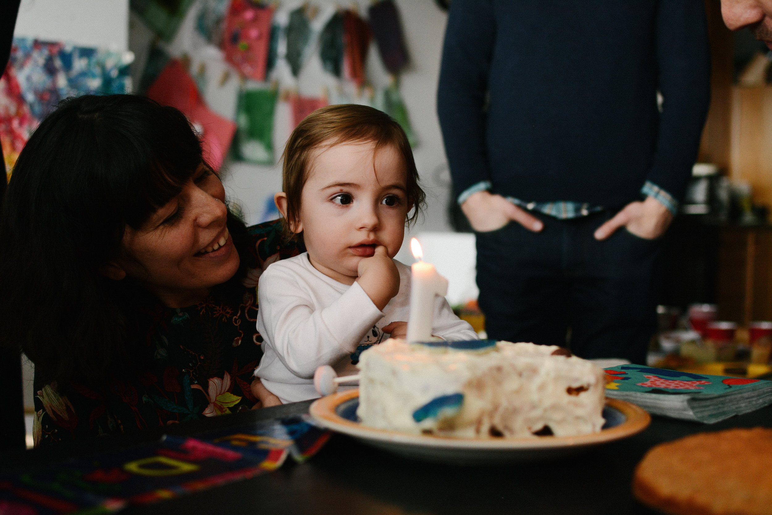 photo-de-fete-d-enfant-avec-son-gateau-photographe-de-famille-a-montreal-1-2.jpg