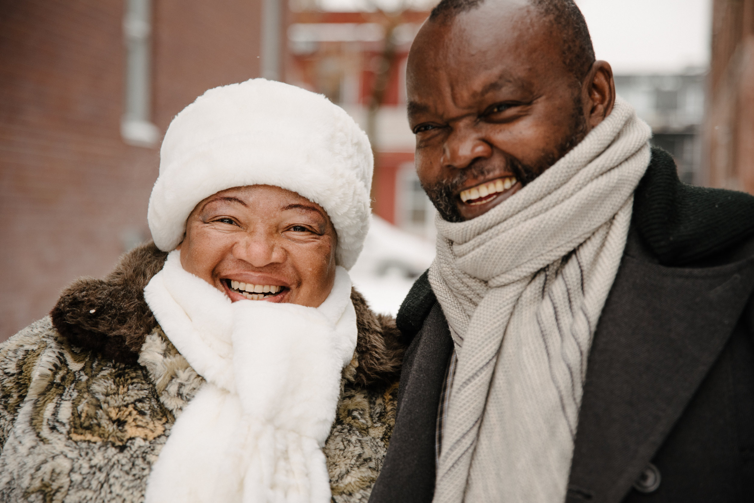 photo-fete-familiale-visite-famille-africaine-dans-la-neige-photographe-lifestyle-famille-a-montreal-1570.jpg