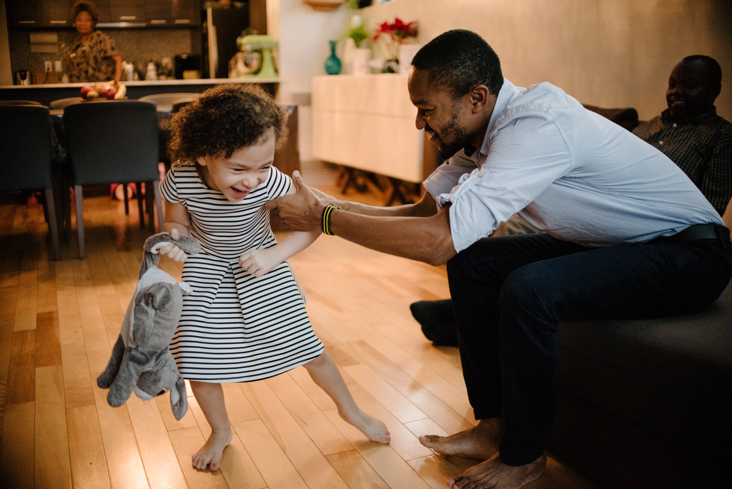 photo-d-un-oncle-et-sa-niece-qui-se-taquinent-photographe-de-famille-a-montreal-marianne-charland-019.jpg