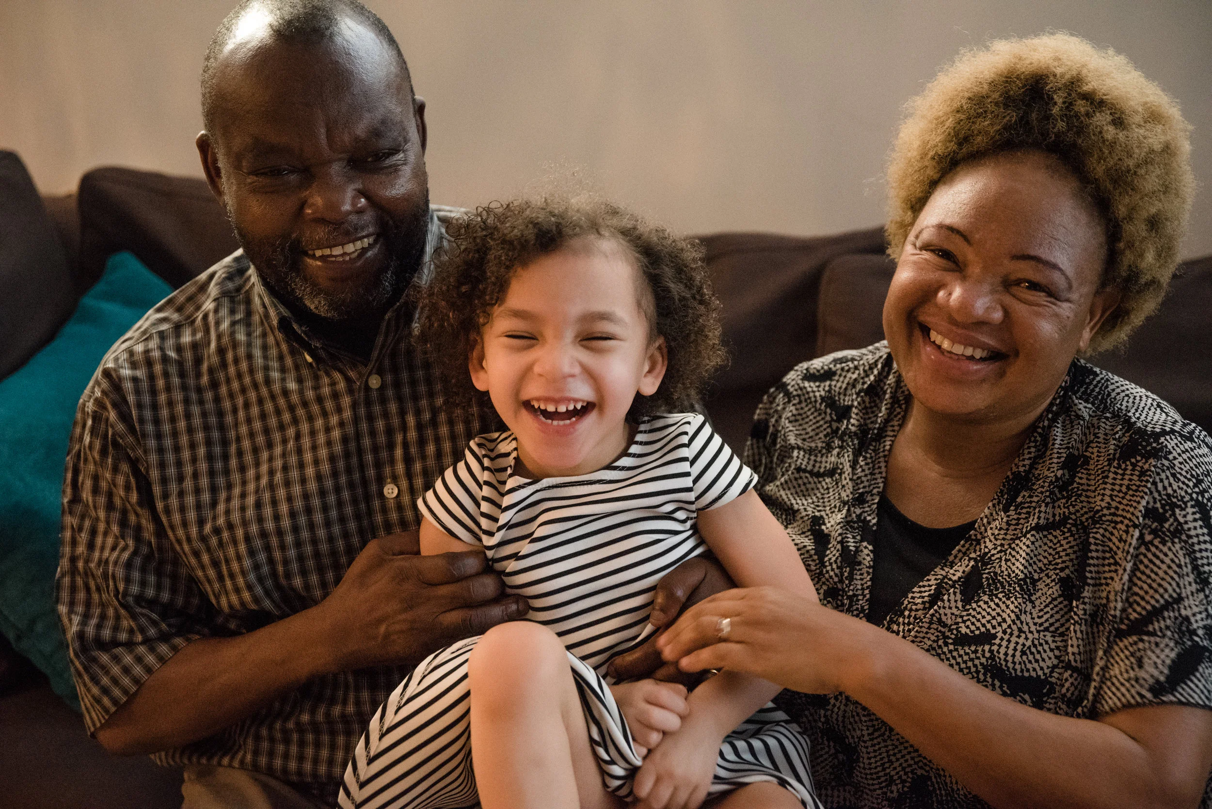 photo-d-une-gamine-qui-rit-avec-ses-grands-parents-photographe-de-famille-a-montreal-marianne-charland-056.jpg