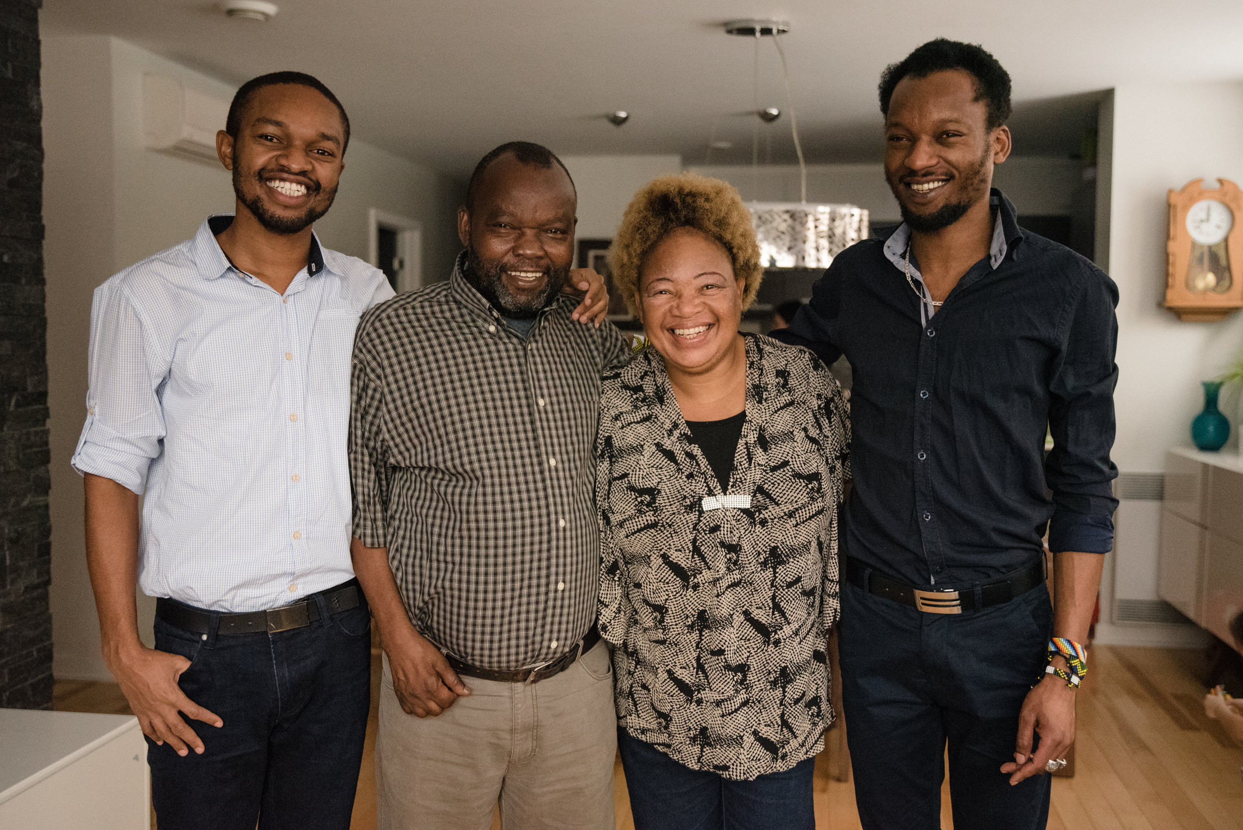 photo-de-parents-avec-leur-deux-grands-garcons-hommes-photographe-de-famille-a-montreal-marianne-charland-257.jpg