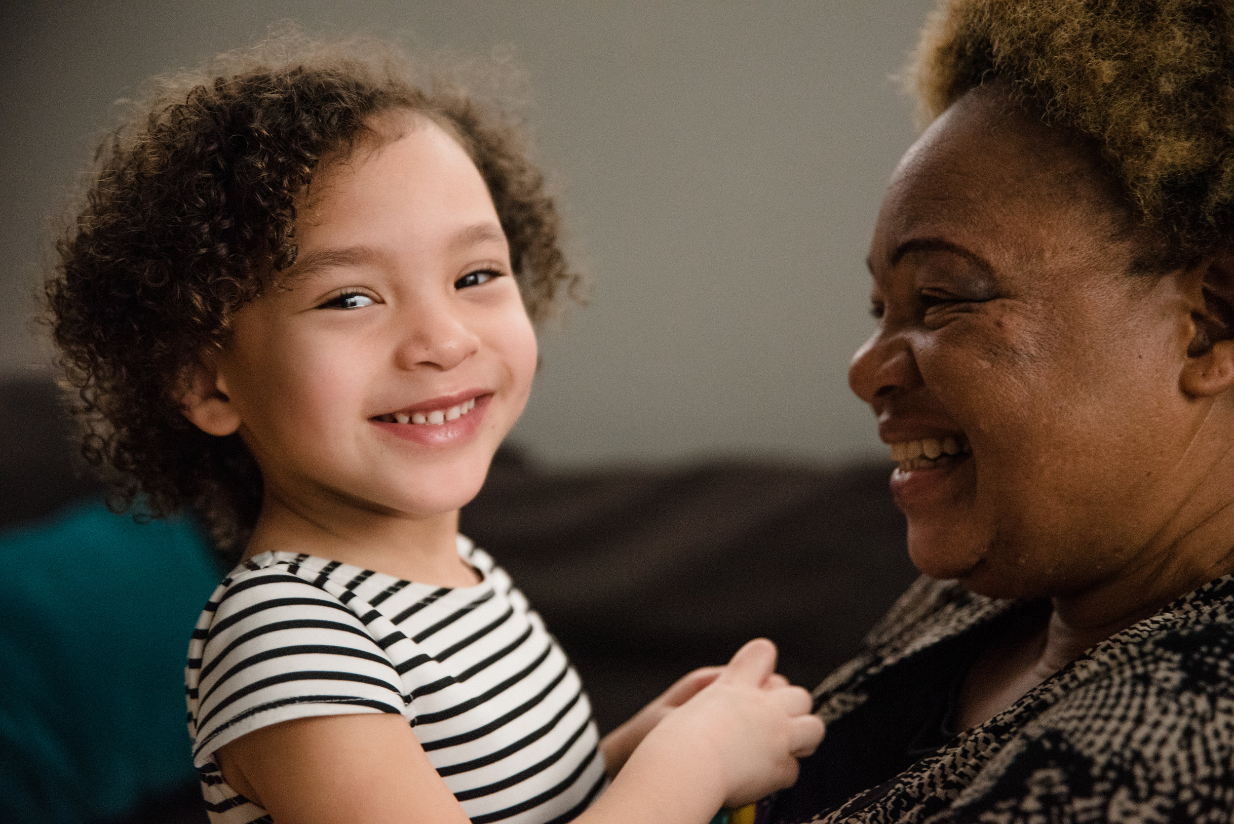 photo-d-une-petite-fille-et-sa-grand-maman-venue-dafrique-photographe-de-famille-a-montreal-marianne-charland-345.jpg