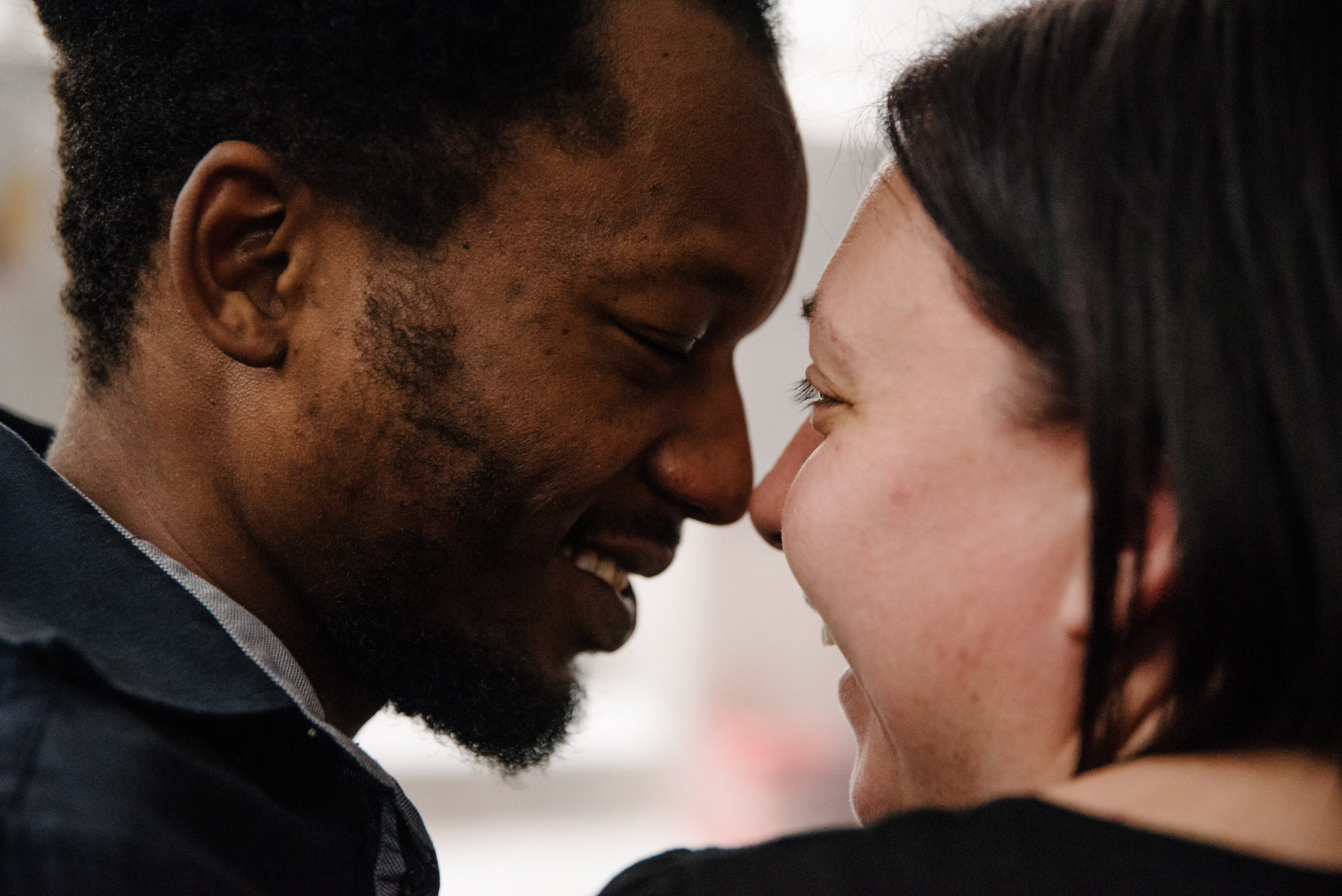 photo-d-un-couple-mixte-souriant-photographe-de-famille-a-montreal-marianne-charland-650.jpg