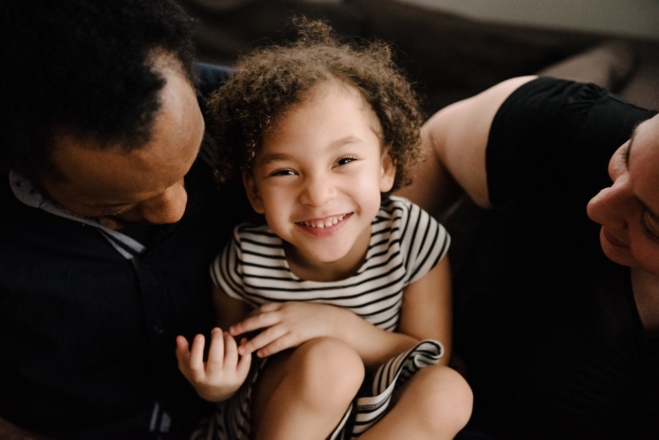 photo-d-une-fillette-et-ses-parents-qui-rigolent-sur-le-divan-photographe-de-famille-a-montreal-marianne-charland-690.jpg