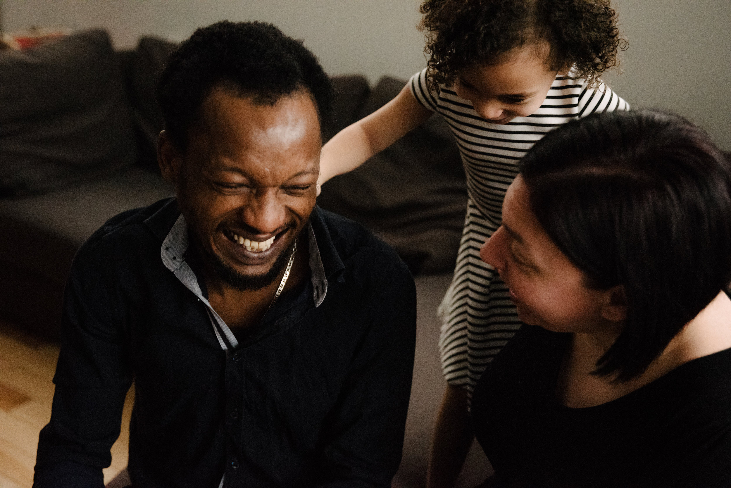 photo-d-une-fillette-et-ses-parents-qui-rigolent-sur-le-divan-photographe-de-famille-a-montreal-marianne-charland-775.jpg