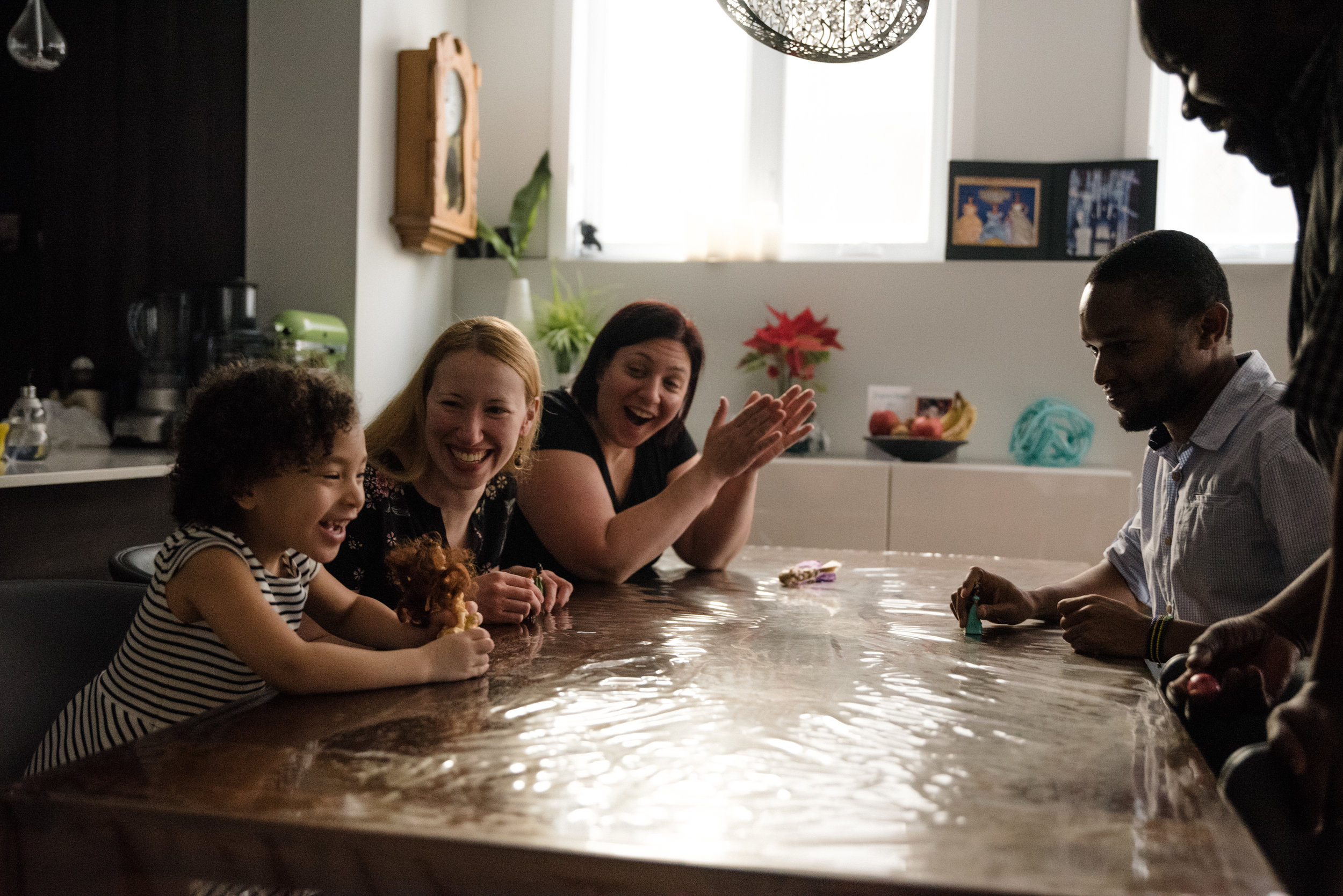 photo-de-soccer-sur-table-avec-des-poupees-photographe-de-famille-a-montreal-marianne-charland-895-2.jpg