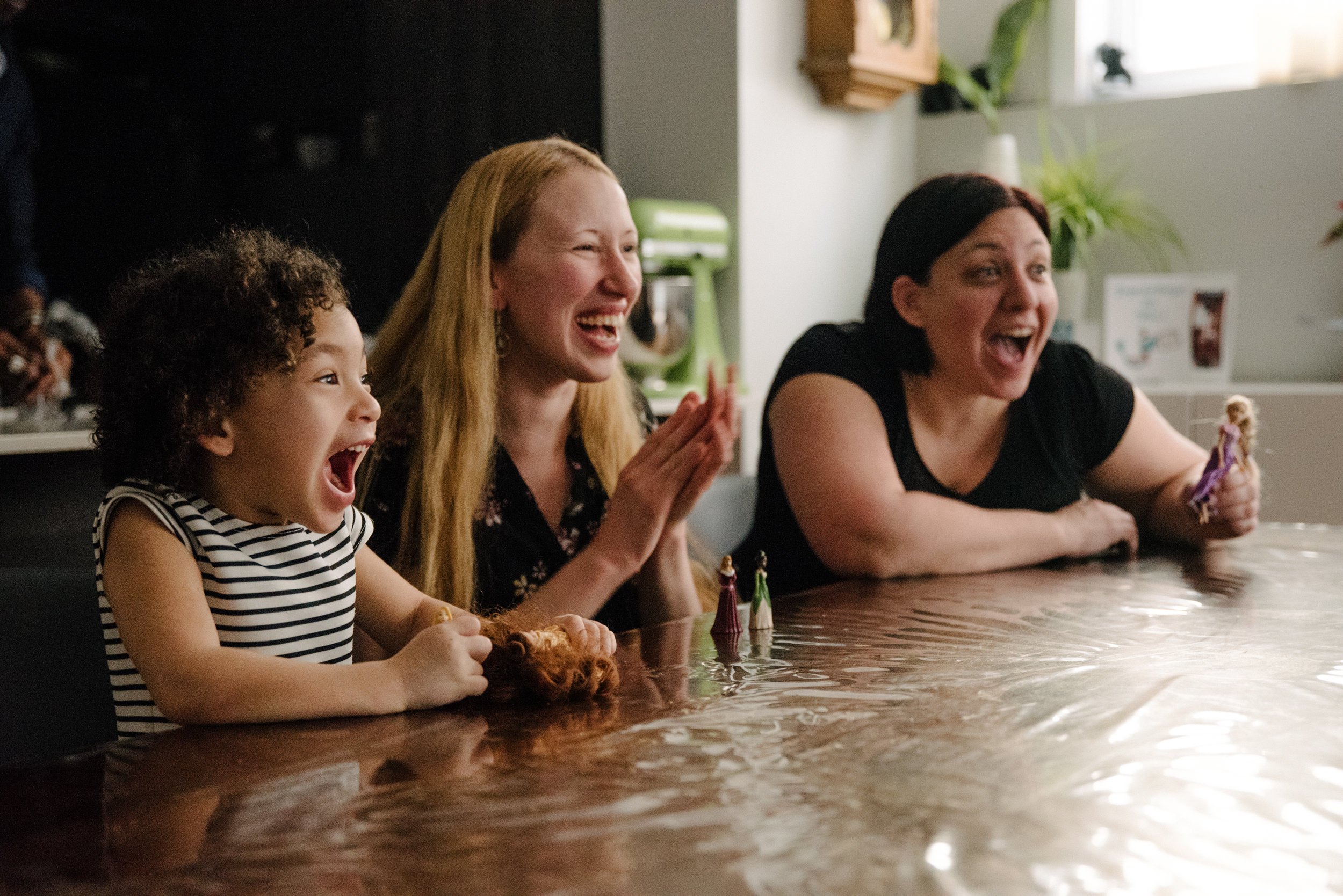 photo-de-soccer-sur-table-avec-des-poupees-photographe-de-famille-a-montreal-marianne-charland-936.jpg