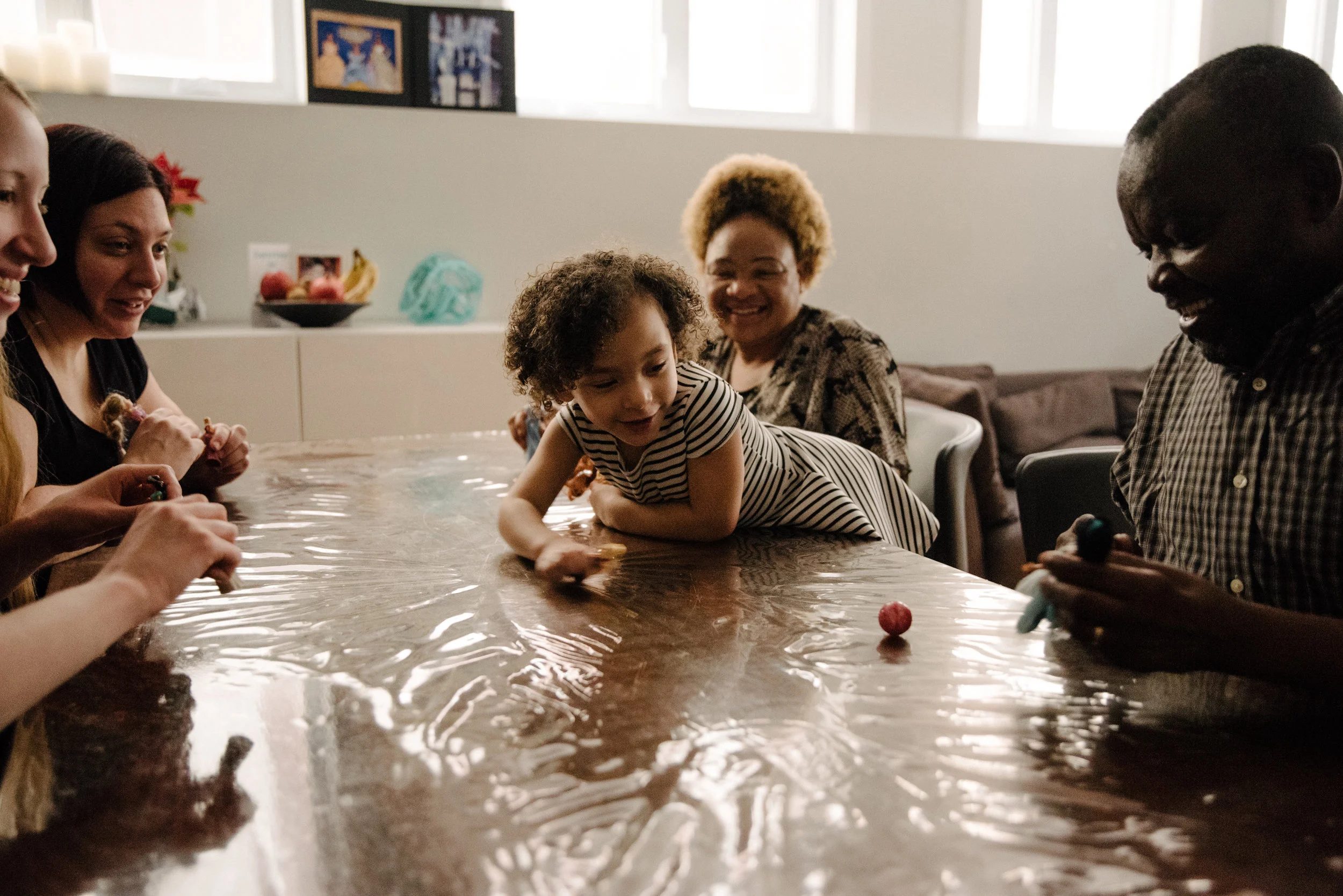 photo-de-soccer-sur-table-avec-des-poupees-photographe-de-famille-a-montreal-marianne-charland-1046.jpg