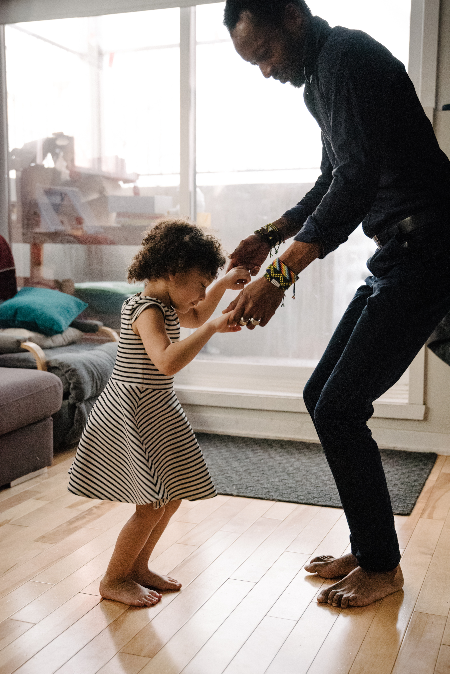 photo-dune-fillette-qui-danse-avec-son-papa-dans-l-appartement-photographe-de-famille-a-montreal-marianne-charland-1187.jpg