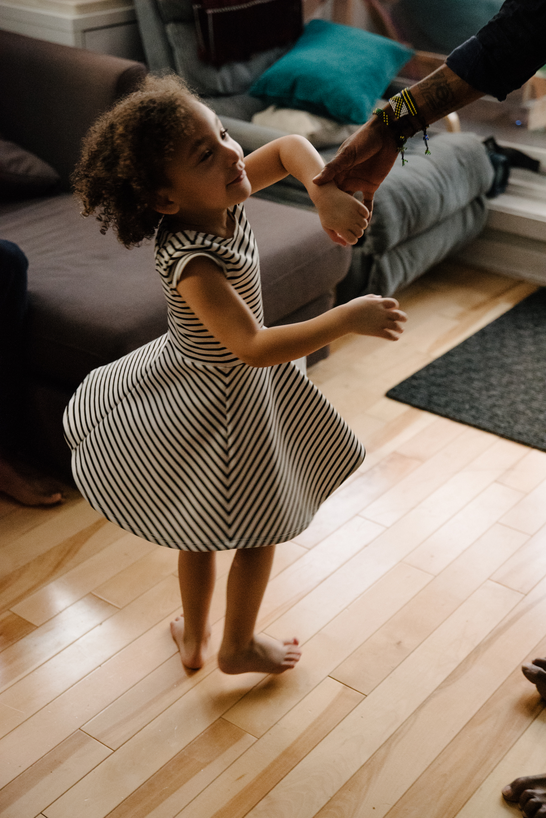 photo-dune-fillette-qui-danse-avec-son-papa-dans-l-appartement-photographe-de-famille-a-montreal-marianne-charland-1152.jpg