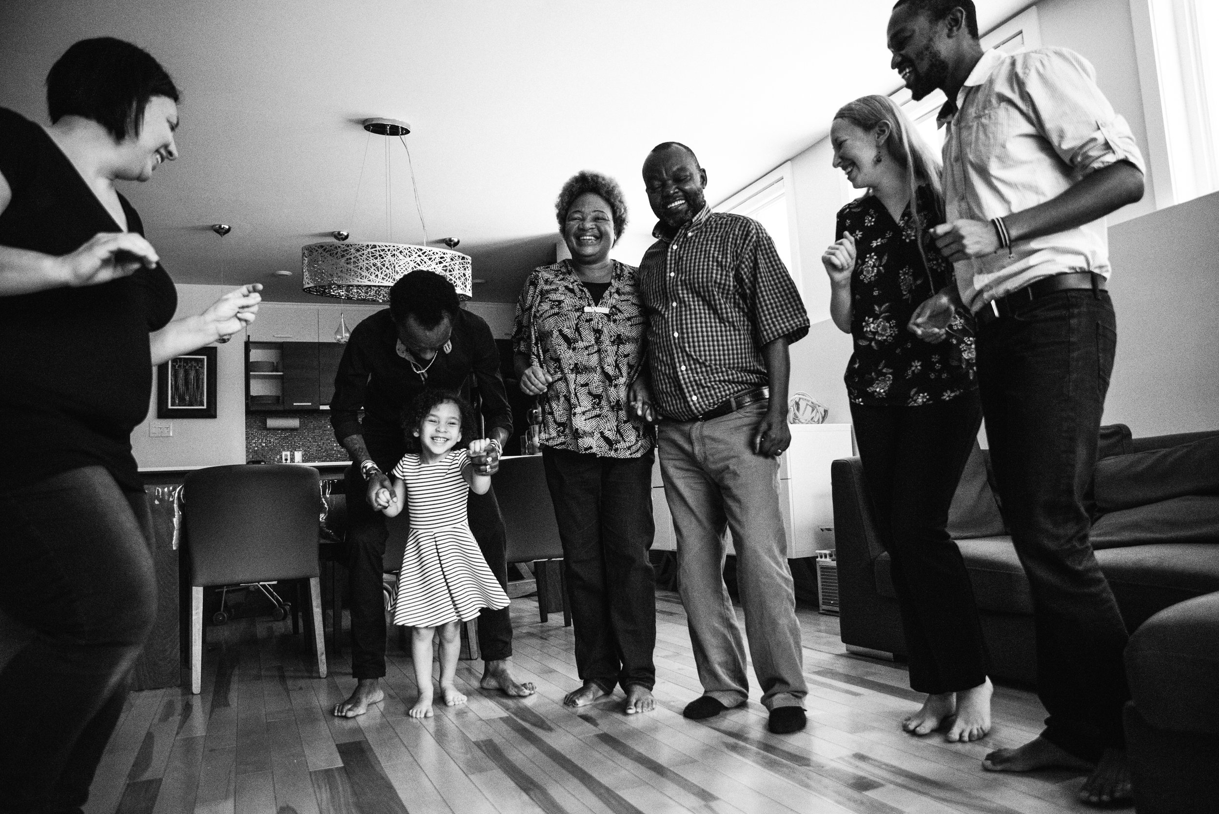 photo-de-famille-qui-danse-dans-l-appartement-photographe-de-famille-a-montreal-marianne-charland-1420.jpg