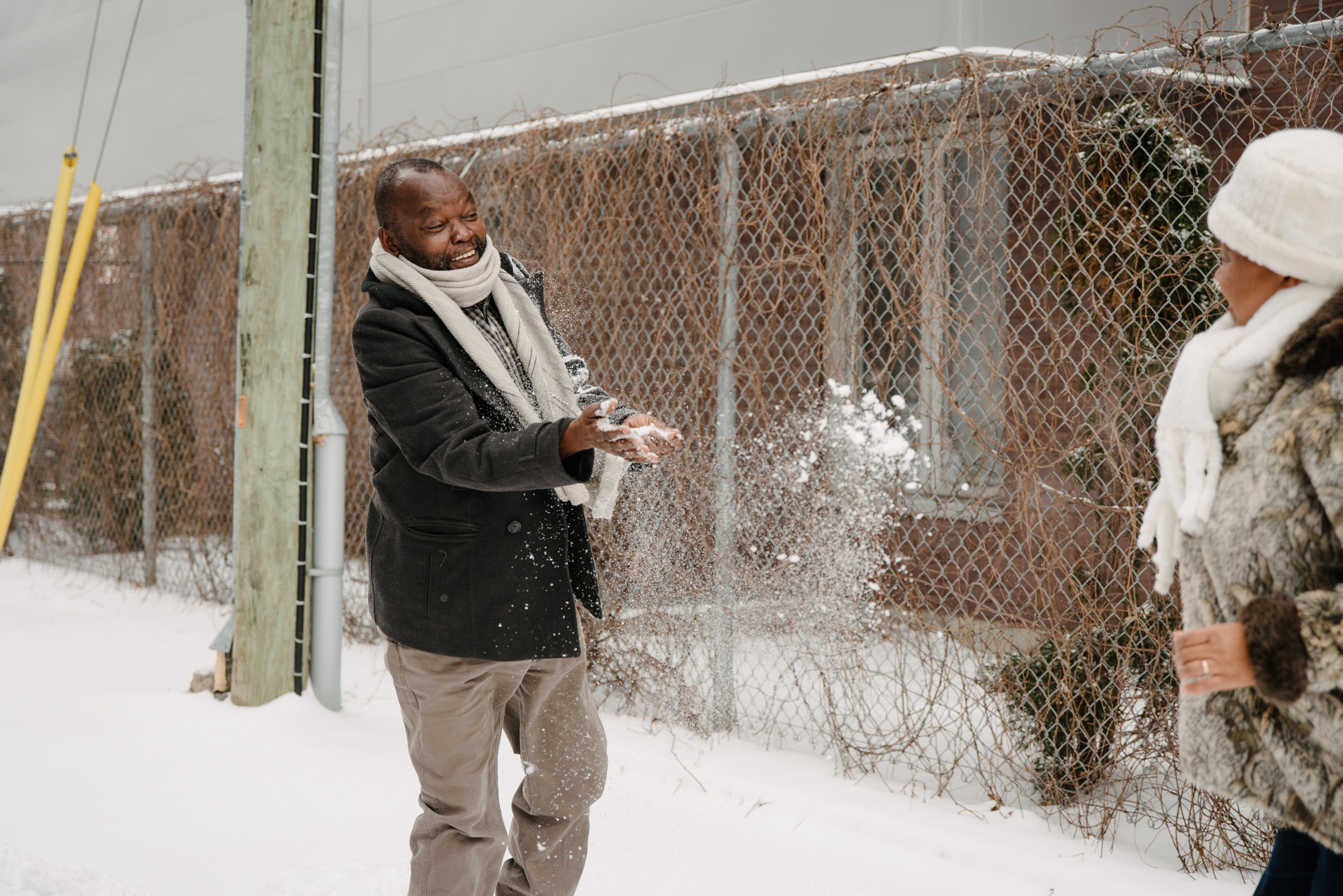 photo-de-famille-qui-joue-dans-la-neige-ruelle-montrealaise-photographe-de-famille-a-montreal-marianne-charland-1599.jpg