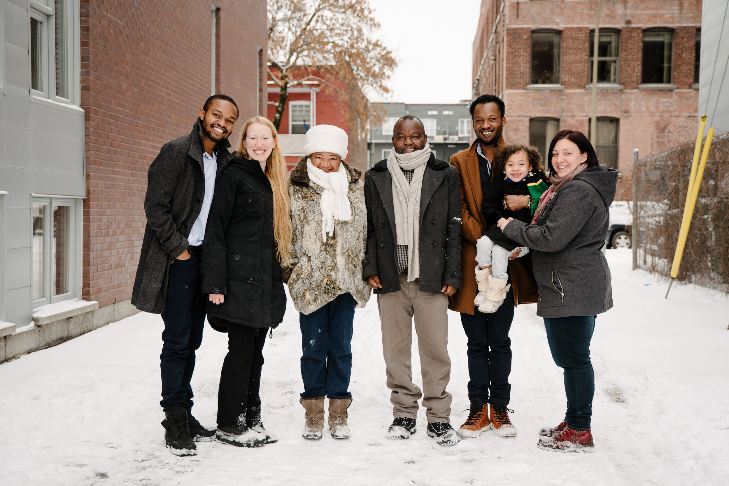 photo-de-famille-qui-joue-dans-la-neige-ruelle-montrealaise-photographe-de-famille-a-montreal-marianne-charland-1637.jpg