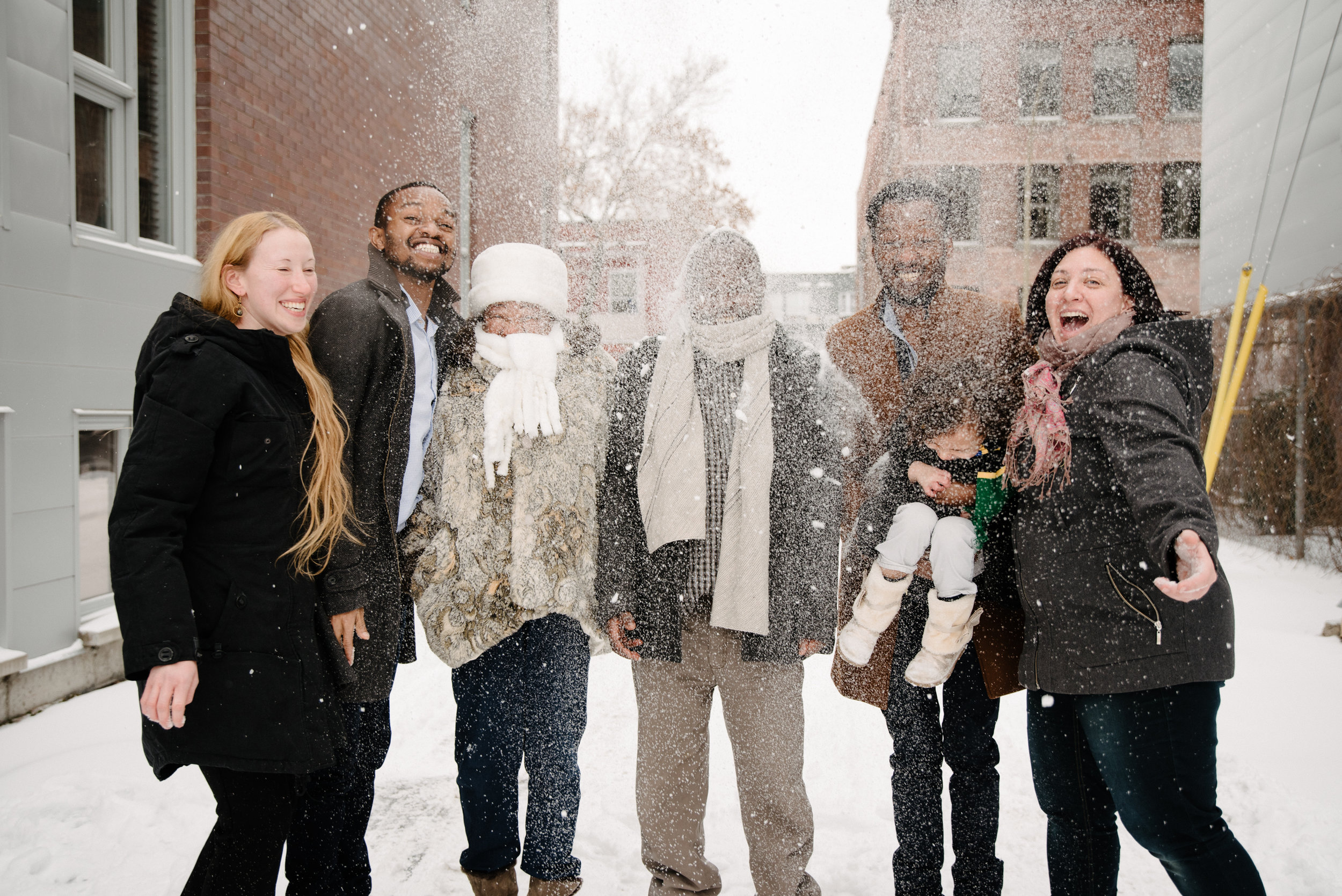 photo-de-famille-qui-joue-dans-la-neige-ruelle-montrealaise-photographe-de-famille-a-montreal-marianne-charland-1683.jpg