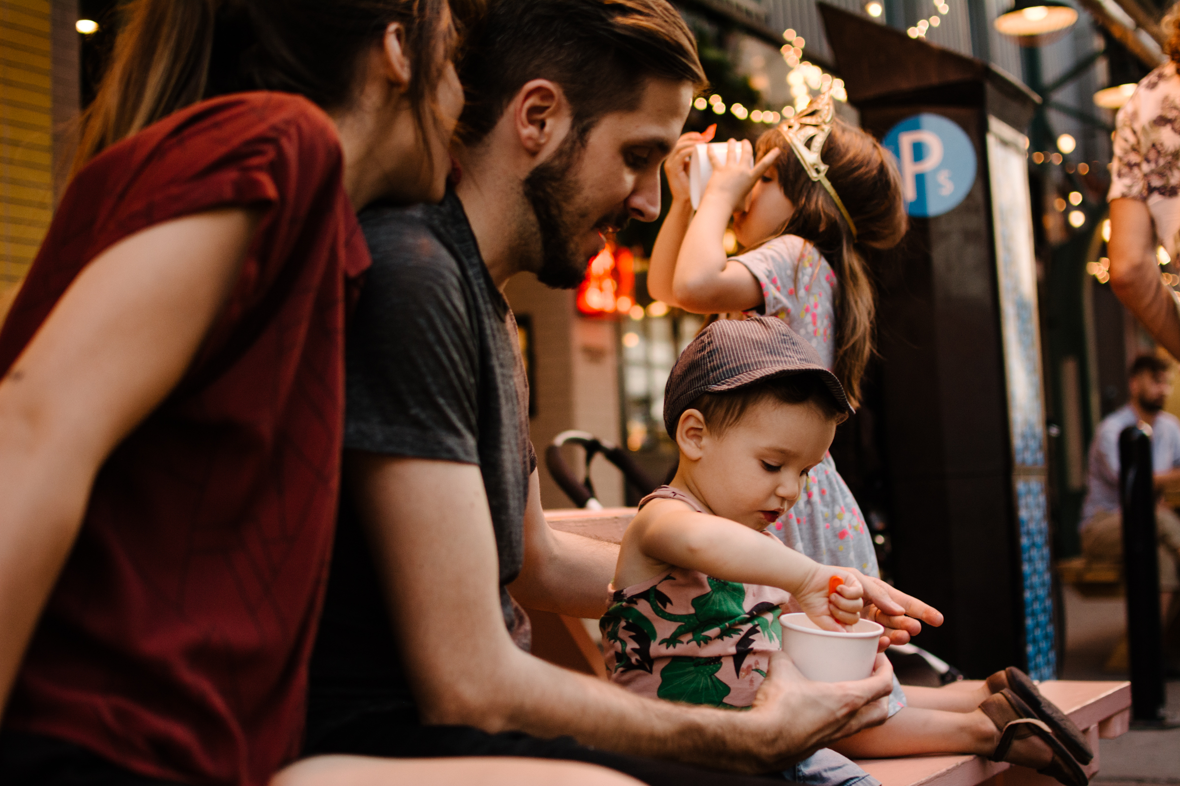 photo-d-un-garcon-qui-mange-de-la-gelato-a-l-armoire-a-glaces-photographe-lifestyle-de-famille-a-montreal-marianne-charland-157.jpg