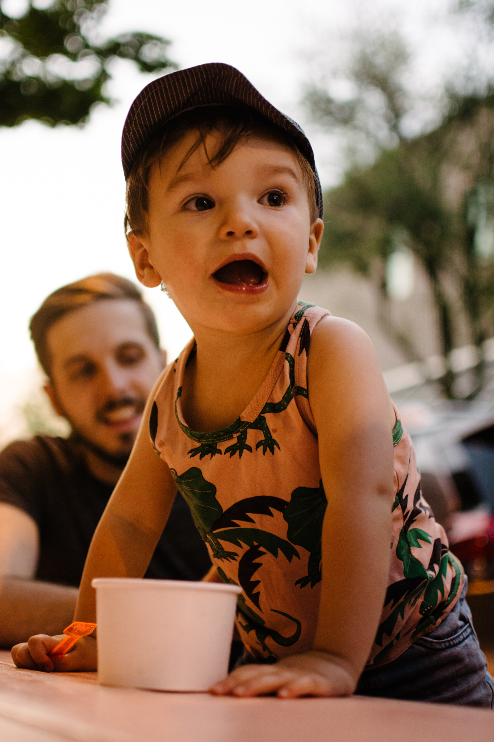 photo-d-un-garcon-qui-mange-de-la-gelato-a-l-armoire-a-glaces-photographe-lifestyle-de-famille-a-montreal-marianne-charland-141.jpg