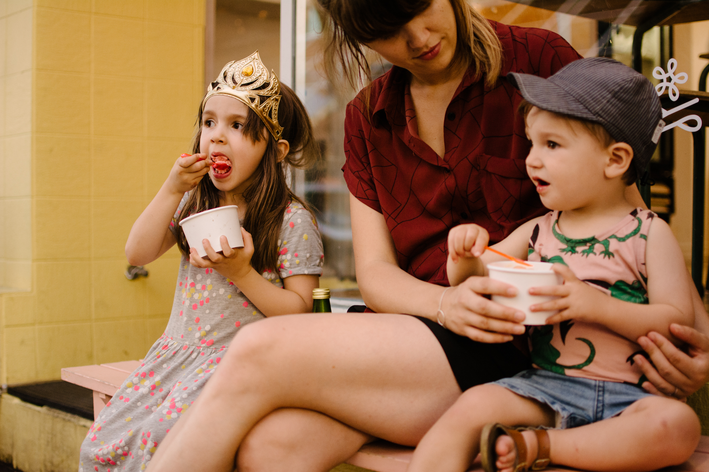 photo-d-une-mere-et-ses-enfants-devant-une-cremerie-photographe-lifestyle-de-famille-a-montreal-marianne-charland-086.jpg