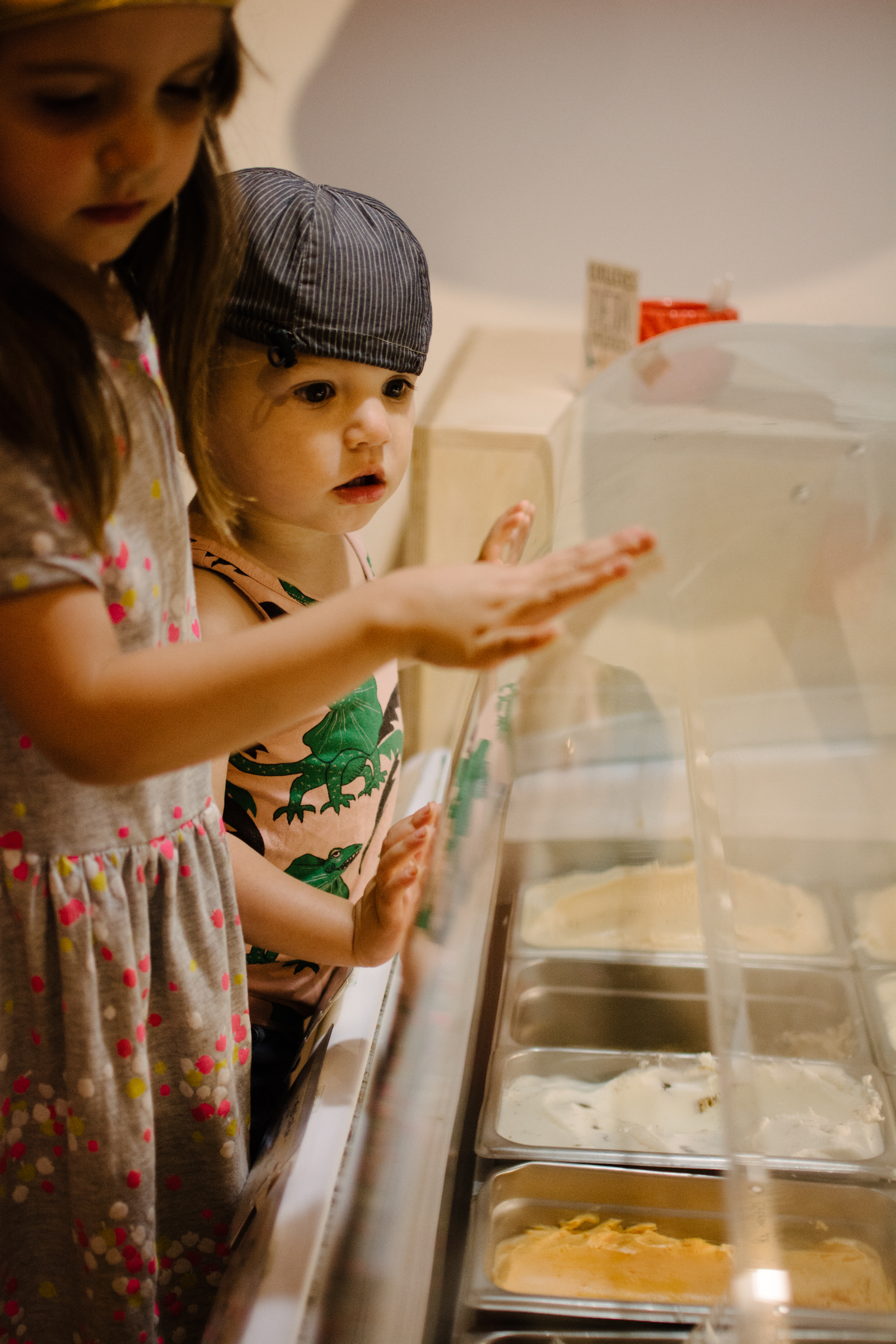 photo-d-enfants-devant-un-etalage-de-gelato-photographe-lifestyle-de-famille-a-montreal-marianne-charland-064.jpg