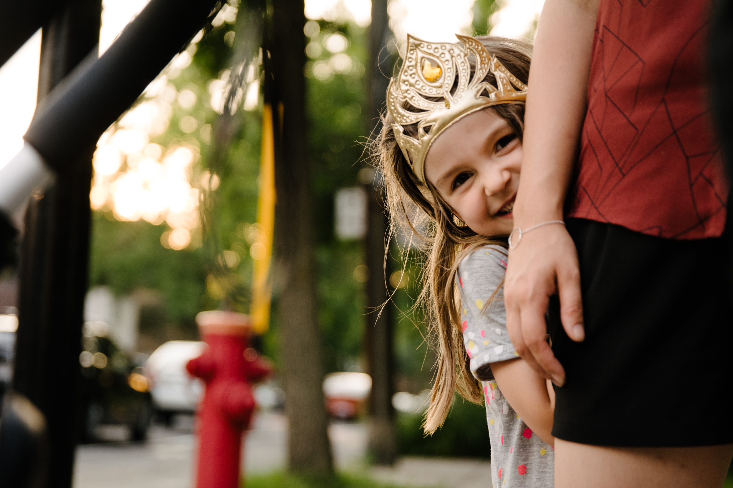 photo-d-une-fillette-ricaneuse-a-couronne-cachee-derriere-sa-mere-photographe-lifestyle-de-famille-a-montreal-marianne-charland-053.jpg