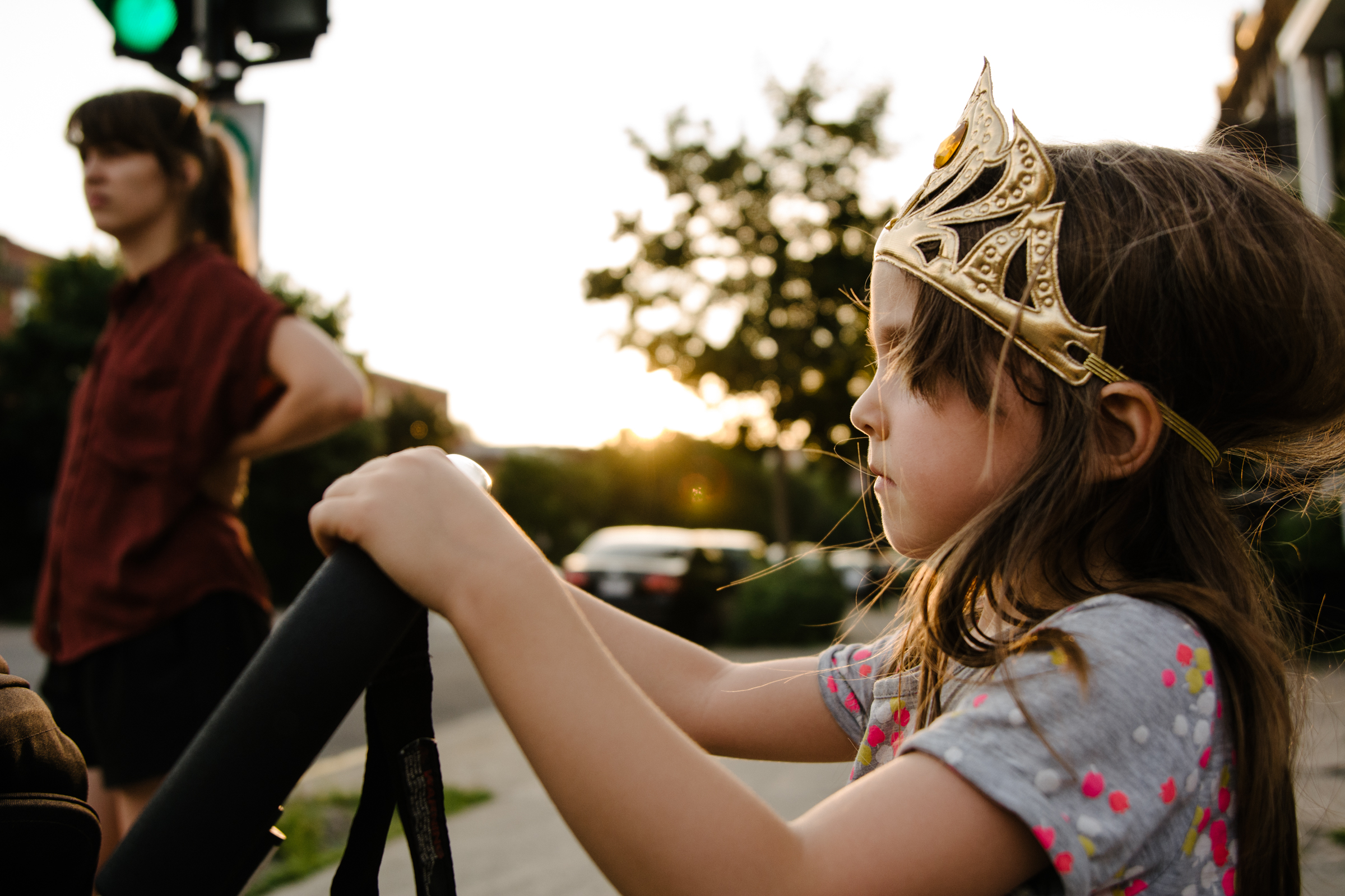 photo-d-une-grande-soeur-a-couronne-qui-pousse-une-poussette-photographe-lifestyle-de-famille-a-montreal-marianne-charland-048.jpg