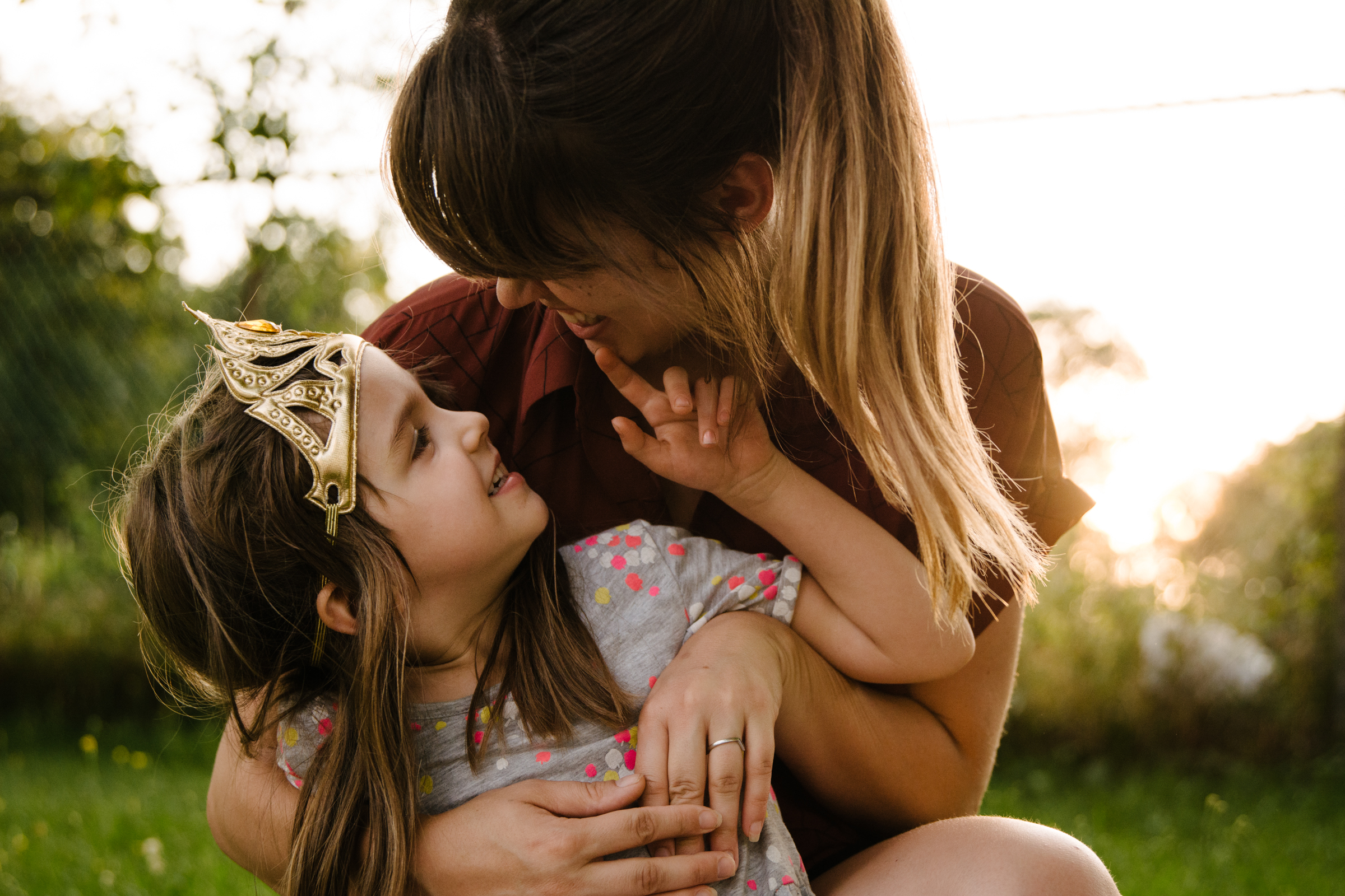 photo-d-une-maman-et-sa-fille-dans-un-champ-urbain-au-coucher-du-soleil-photographe-lifestyle-de-famille--a-montreal-marianne-charland-029.jpg