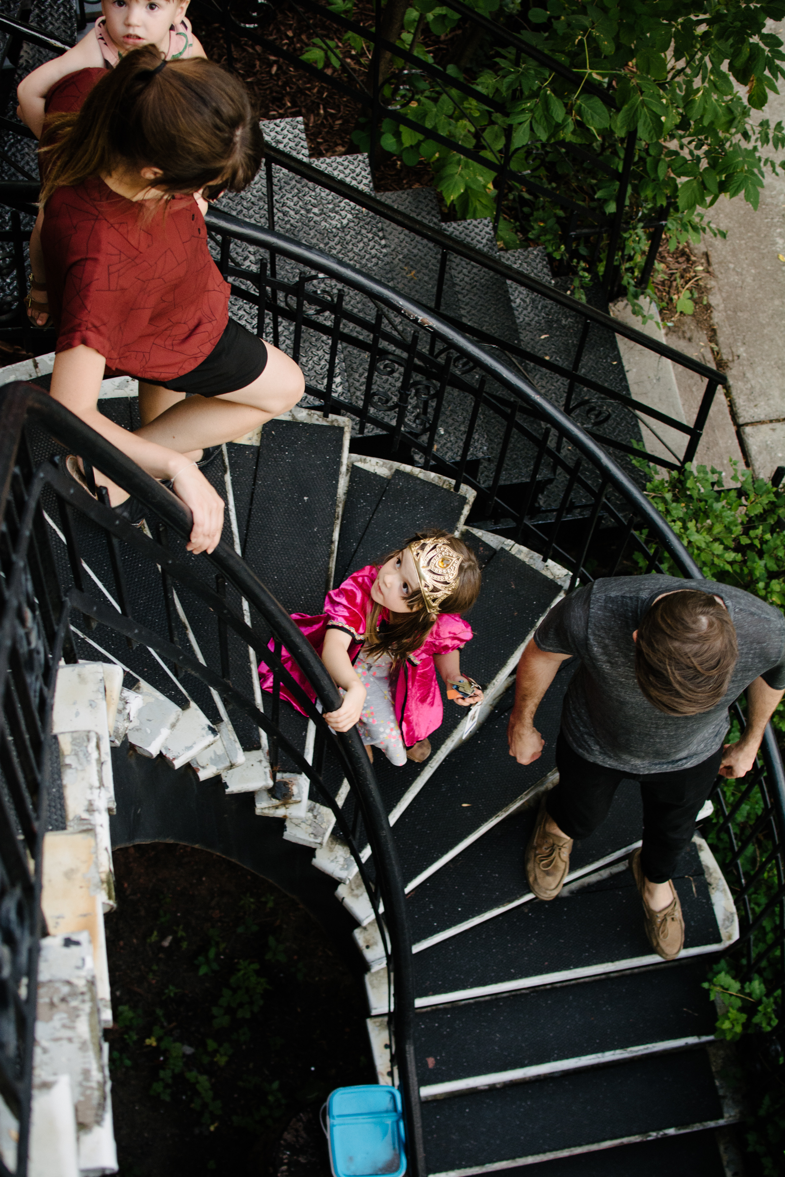 photo-d-une-famille-montrealaise-qui-descend-son-escalier-en-colimacon-photographe-lifestyle-de-famille--a-montreal-marianne-charland-014.jpg