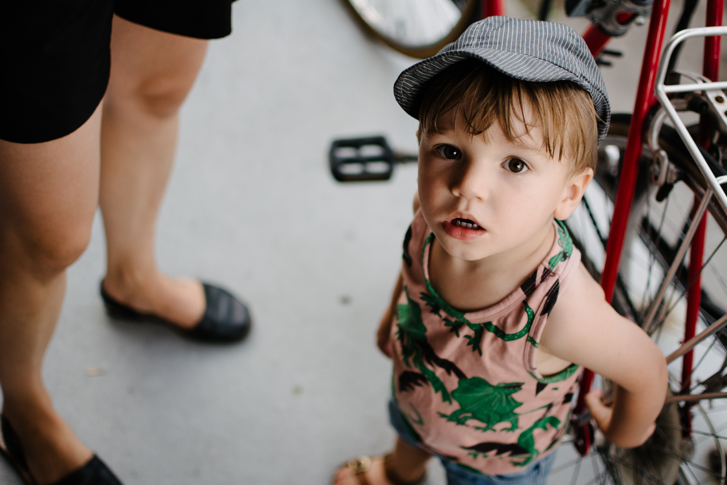 photo-portrait-d-un-garcon-sur-un-balcon-montrealais-photographe-lifestyle-de-famille--a-montreal-marianne-charland-011.jpg