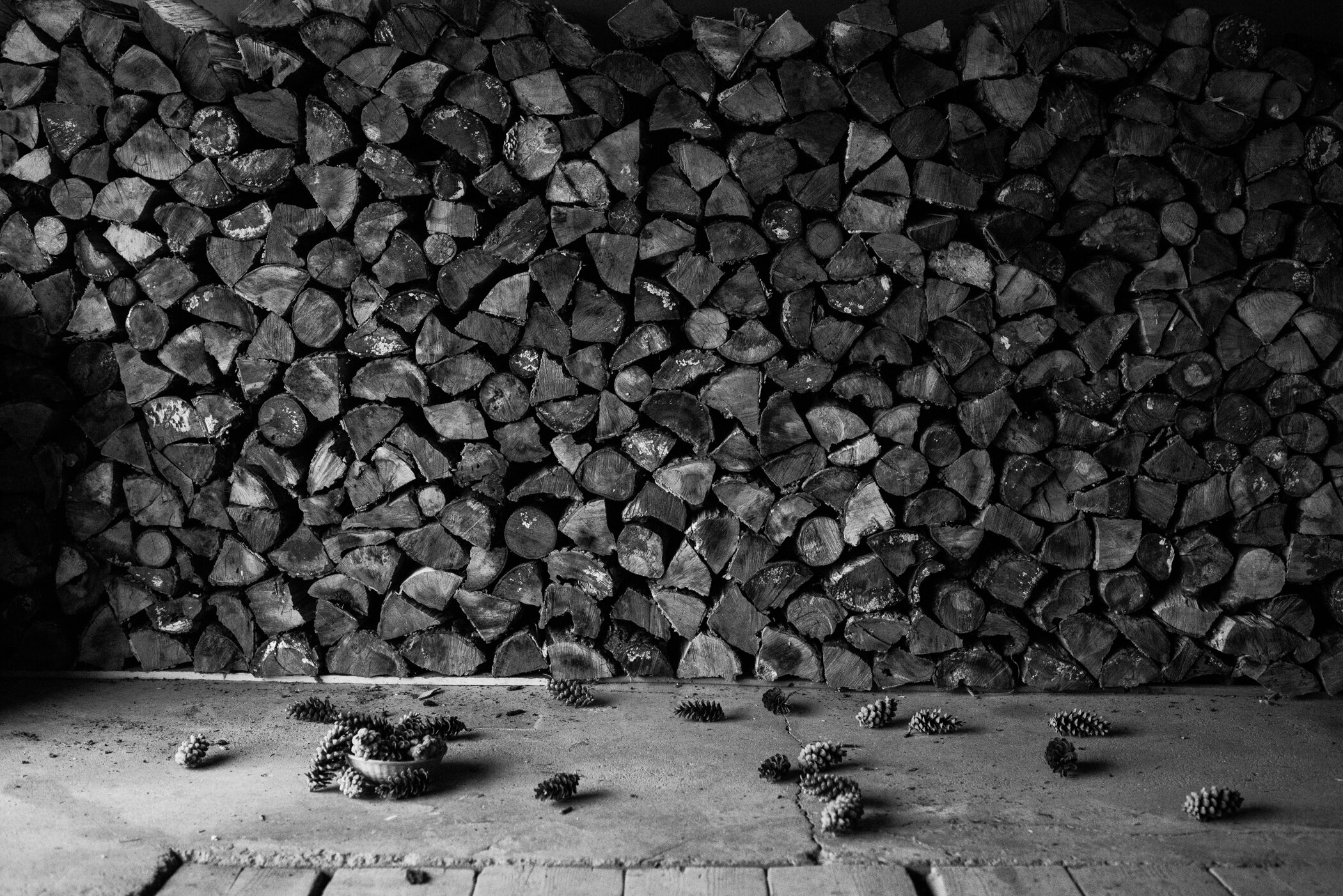 avent2019-04-photo-noir-et-blanc-d-une-corde-de-bois-dans-un-garage-photographe-documentaire-a-montreal-marianne-charland-042.jpg